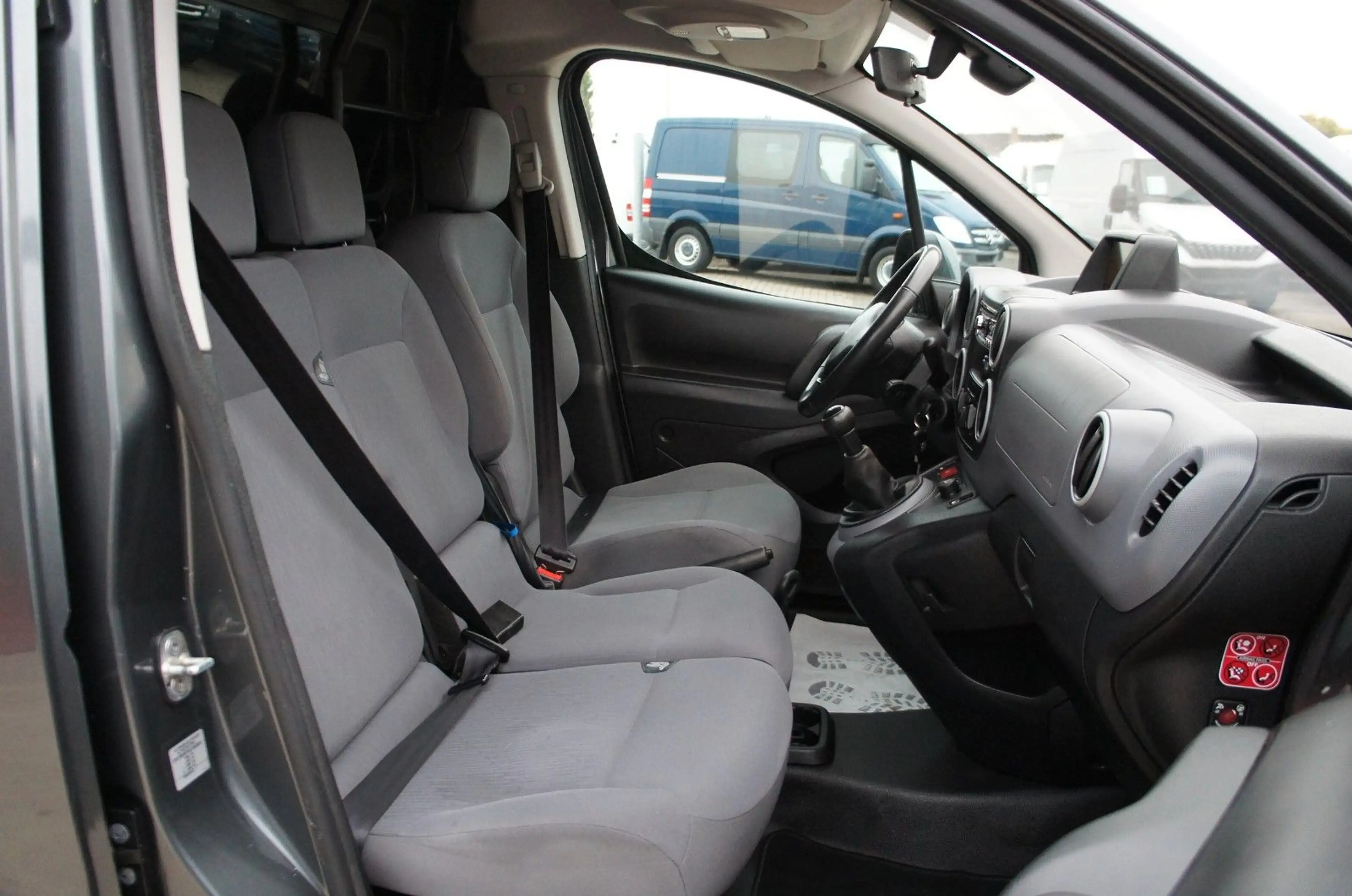 Peugeot Partner e-HDi L1H1 Klima Navi Tempom. 66KW Euro5 — photo 11