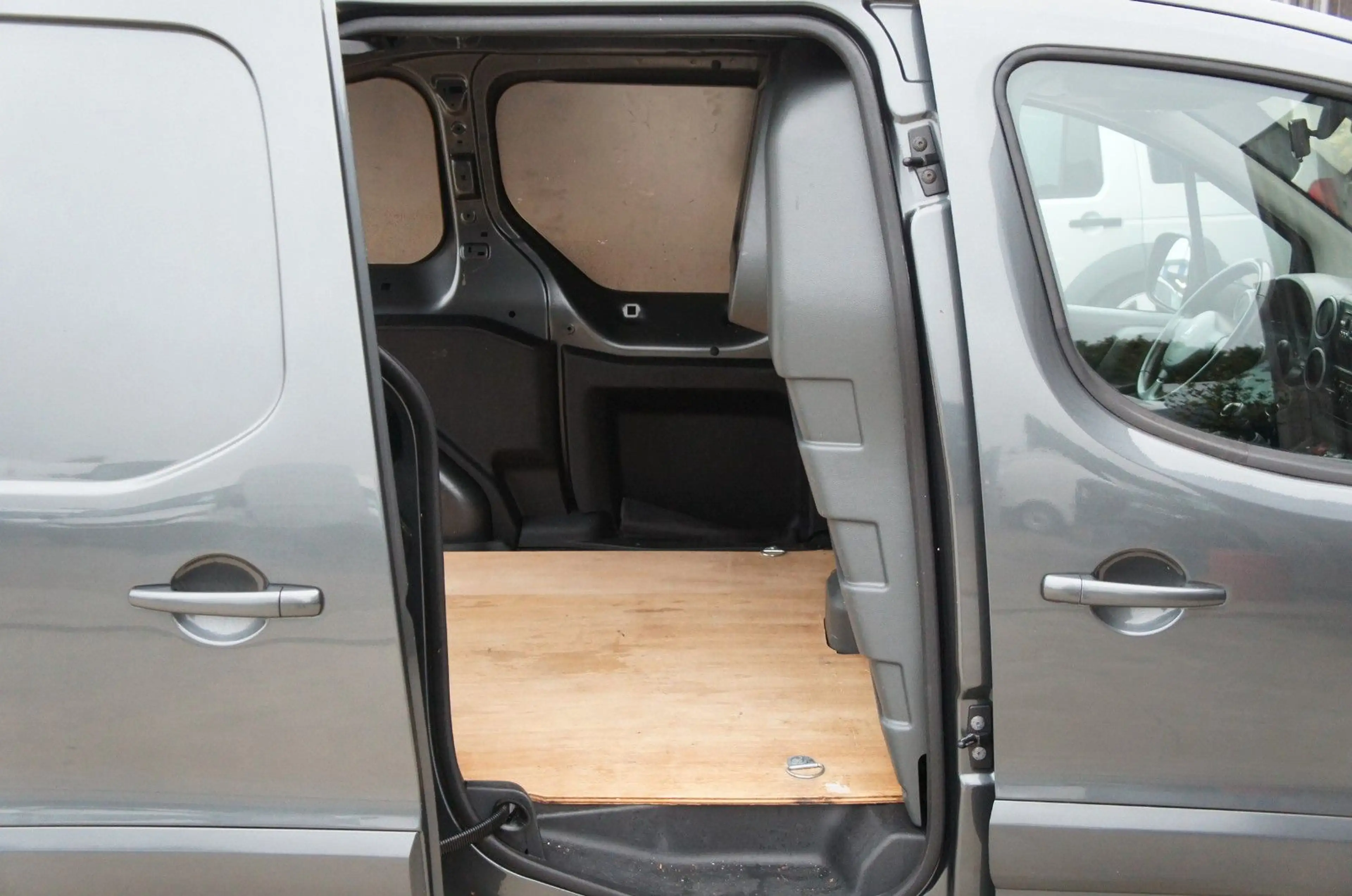 Peugeot Partner e-HDi L1H1 Klima Navi Tempom. 66KW Euro5 — photo 9
