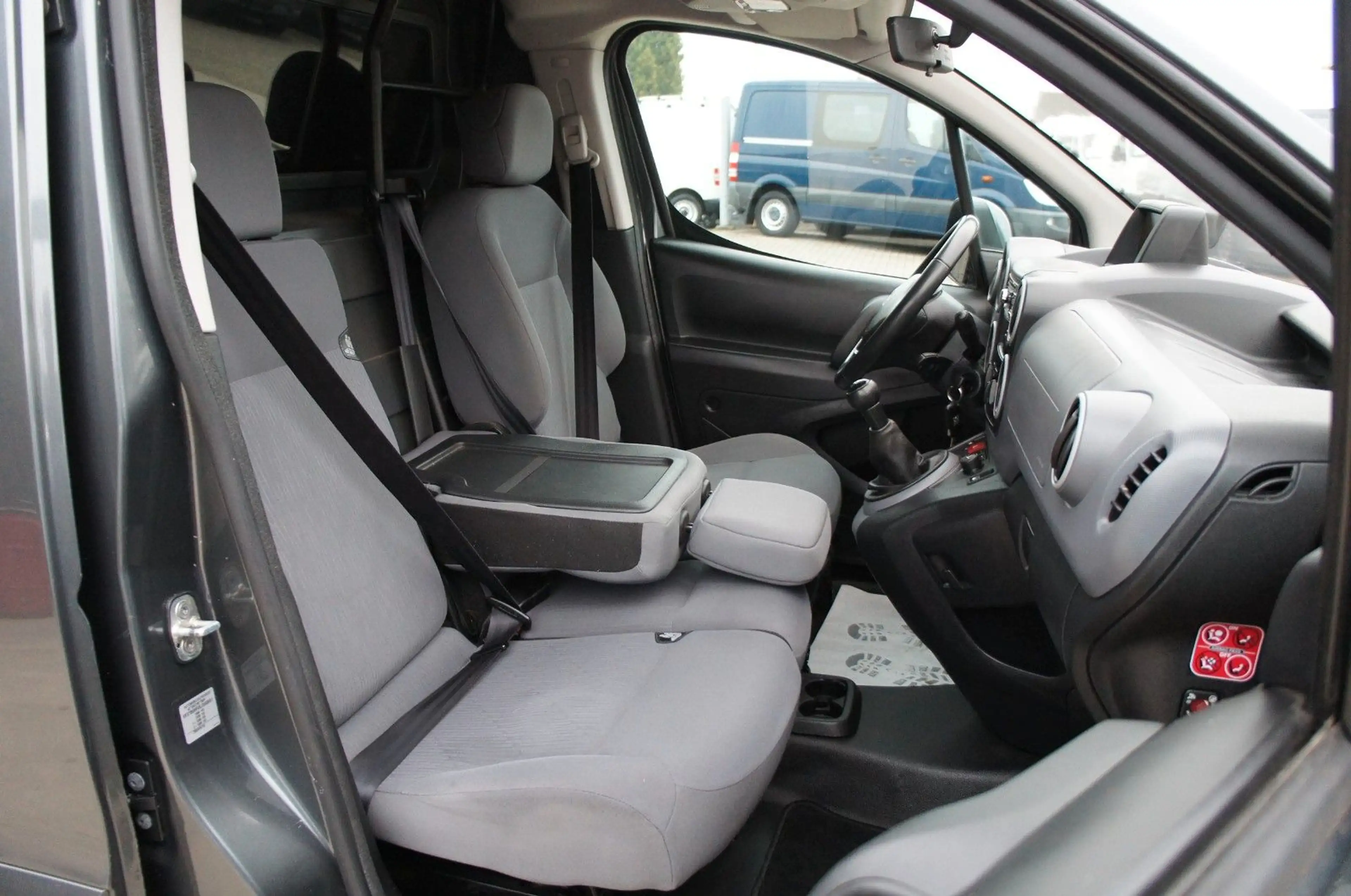 Peugeot Partner e-HDi L1H1 Klima Navi Tempom. 66KW Euro5 — photo 12