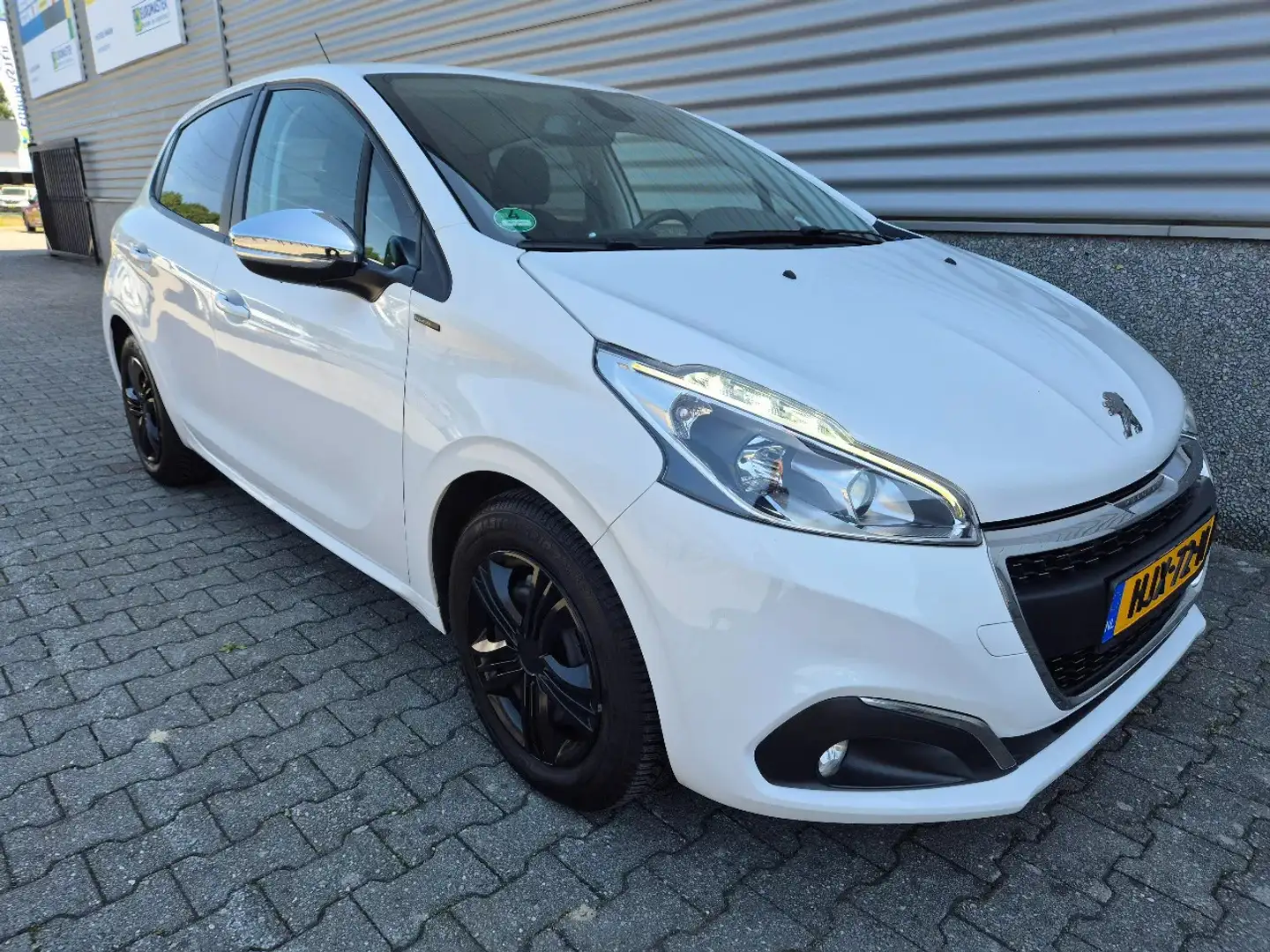 Peugeot 208 1.2 Pure Tech Allure Signature Wit - 1