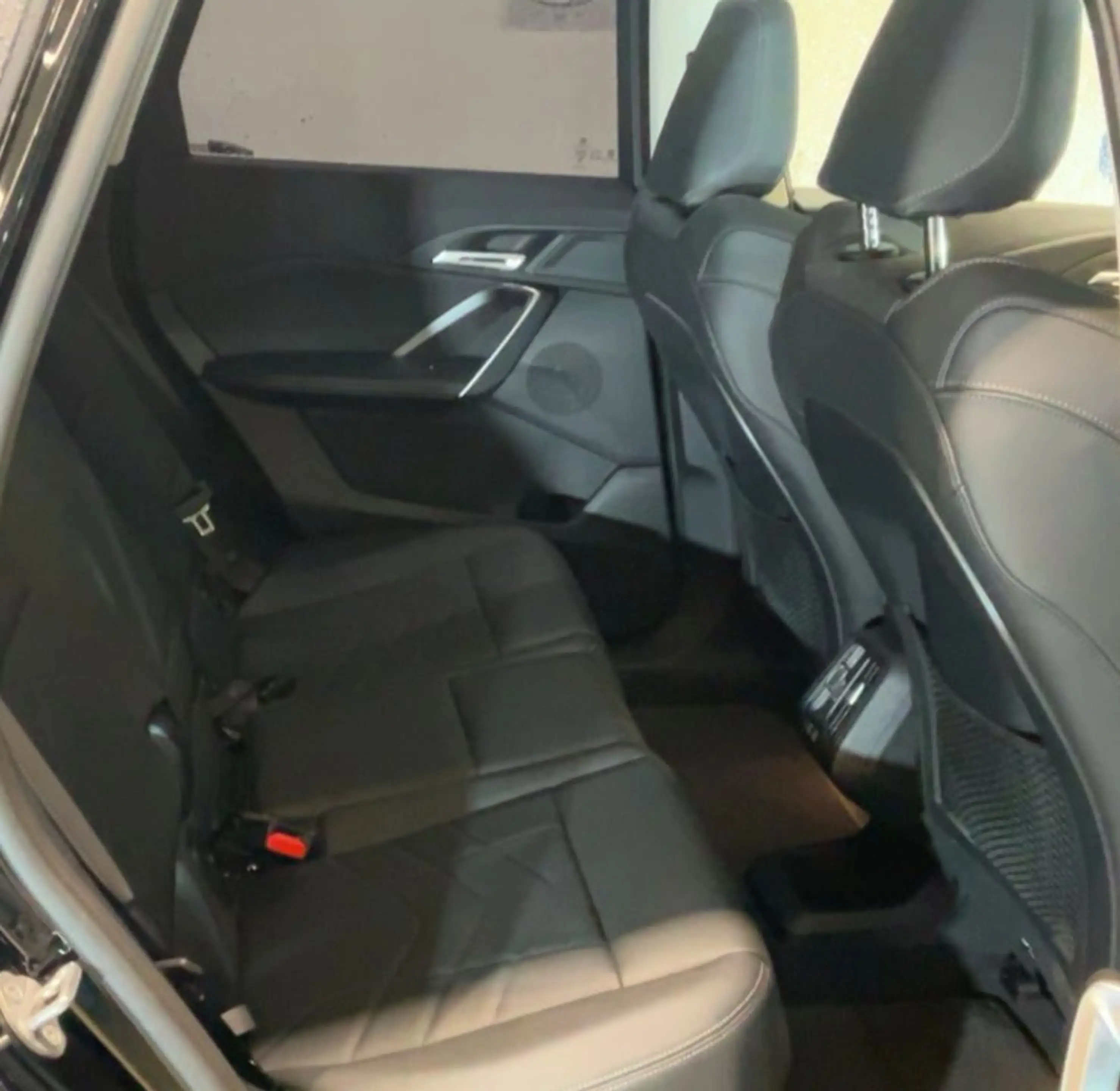 BMW iX1 30 xDrive xLine — photo 8