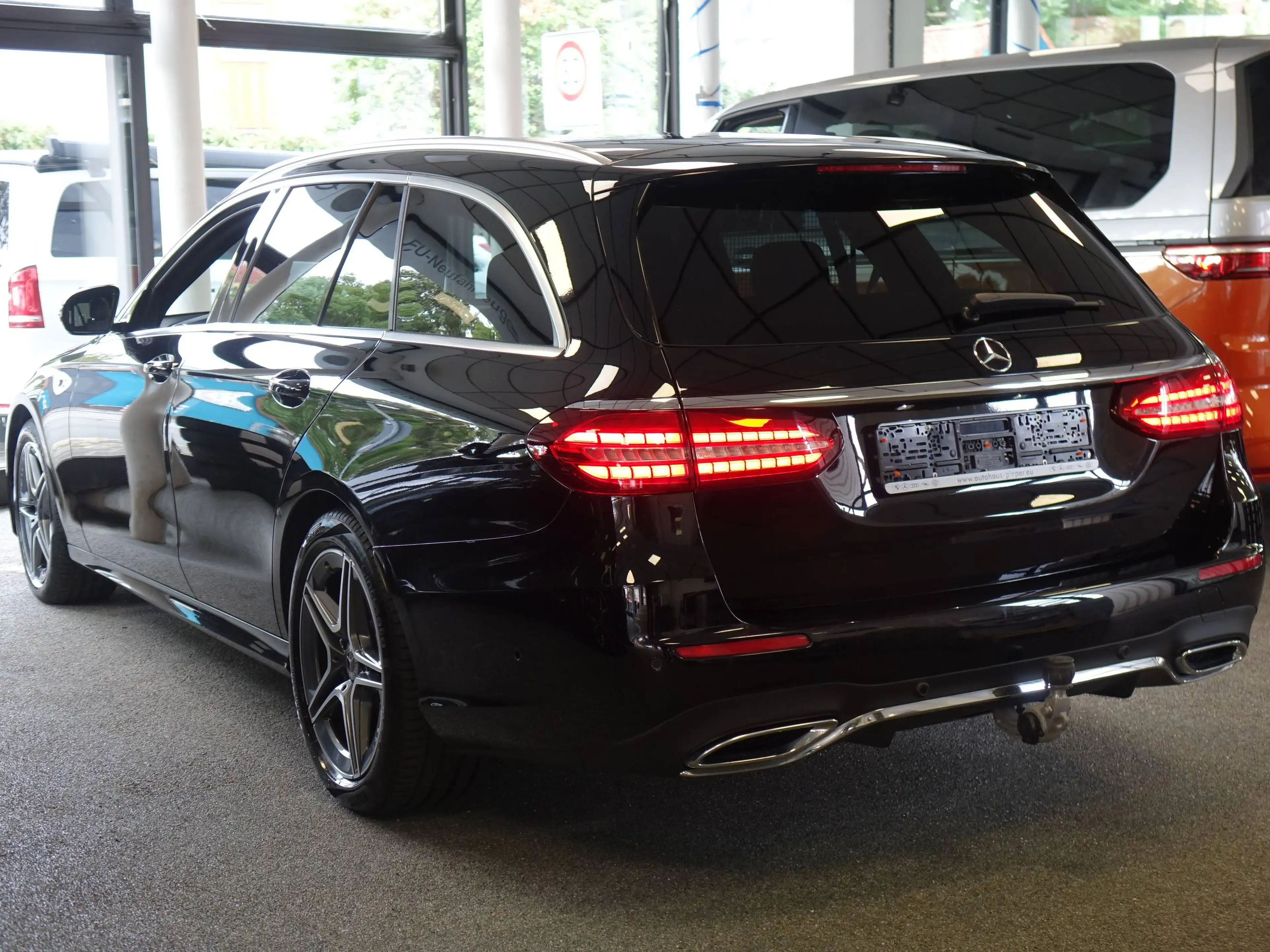 Mercedes-Benz E 220 E 220 d T AMG Line +Burmester+AHK+Distronic+ — photo 3