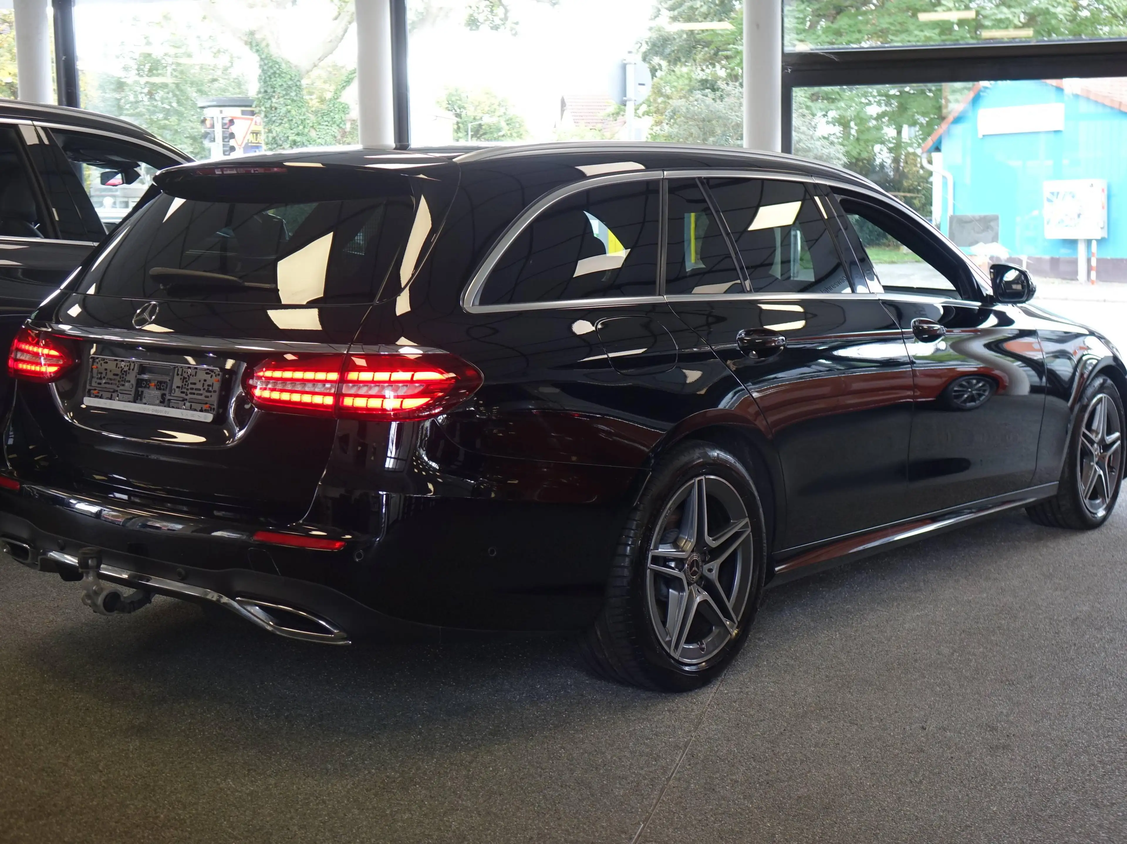 Mercedes-Benz E 220 E 220 d T AMG Line +Burmester+AHK+Distronic+ — photo 4