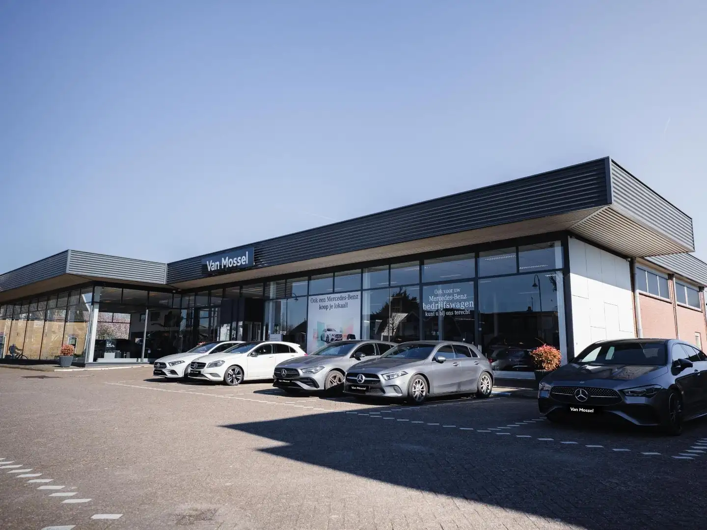 Mercedes-Benz B 180 Star Edition AMG-Line / Achteruitrijcamera / Stoel Zwart - 2