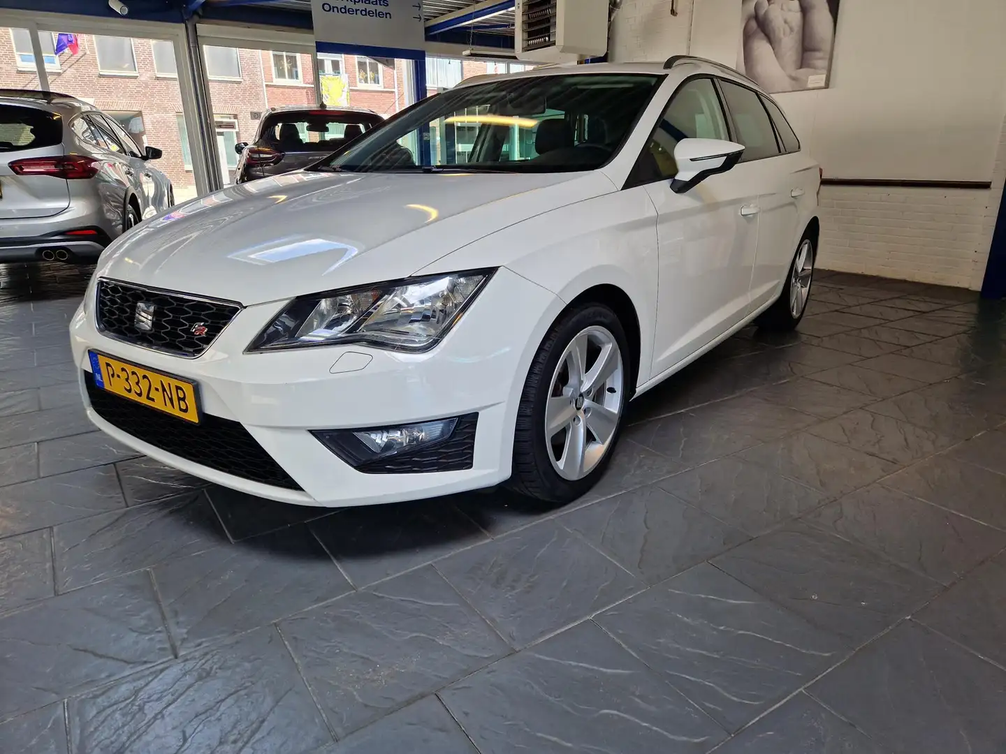 SEAT Leon ST 1.4 TSI X-PERIENCE Connect FR uitvoering half l Wit - 2