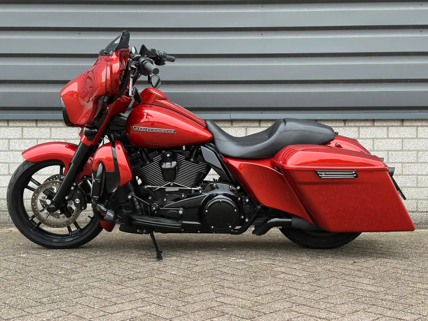 Harley-Davidson Street Glide FLHXS Special Custom M8 BJ 2017 Oranžová - 2