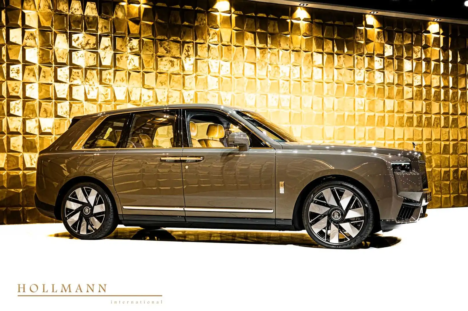 Rolls-Royce Cullinan SERIES II +4 SEATS+ BESPOKE +THEATRE + Braun - 2