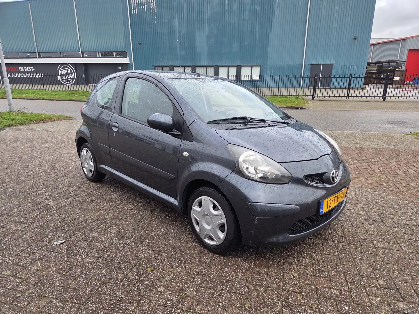 Toyota Aygo 1.0-12V + Grijs - 1