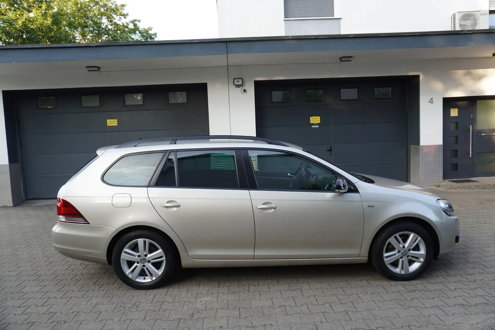 Volkswagen Golf Variant 1.2 TSI Match BMT tLEDER+KLIMA+ALU+PDC+AHK+6Ga+1Hd Grau - 2