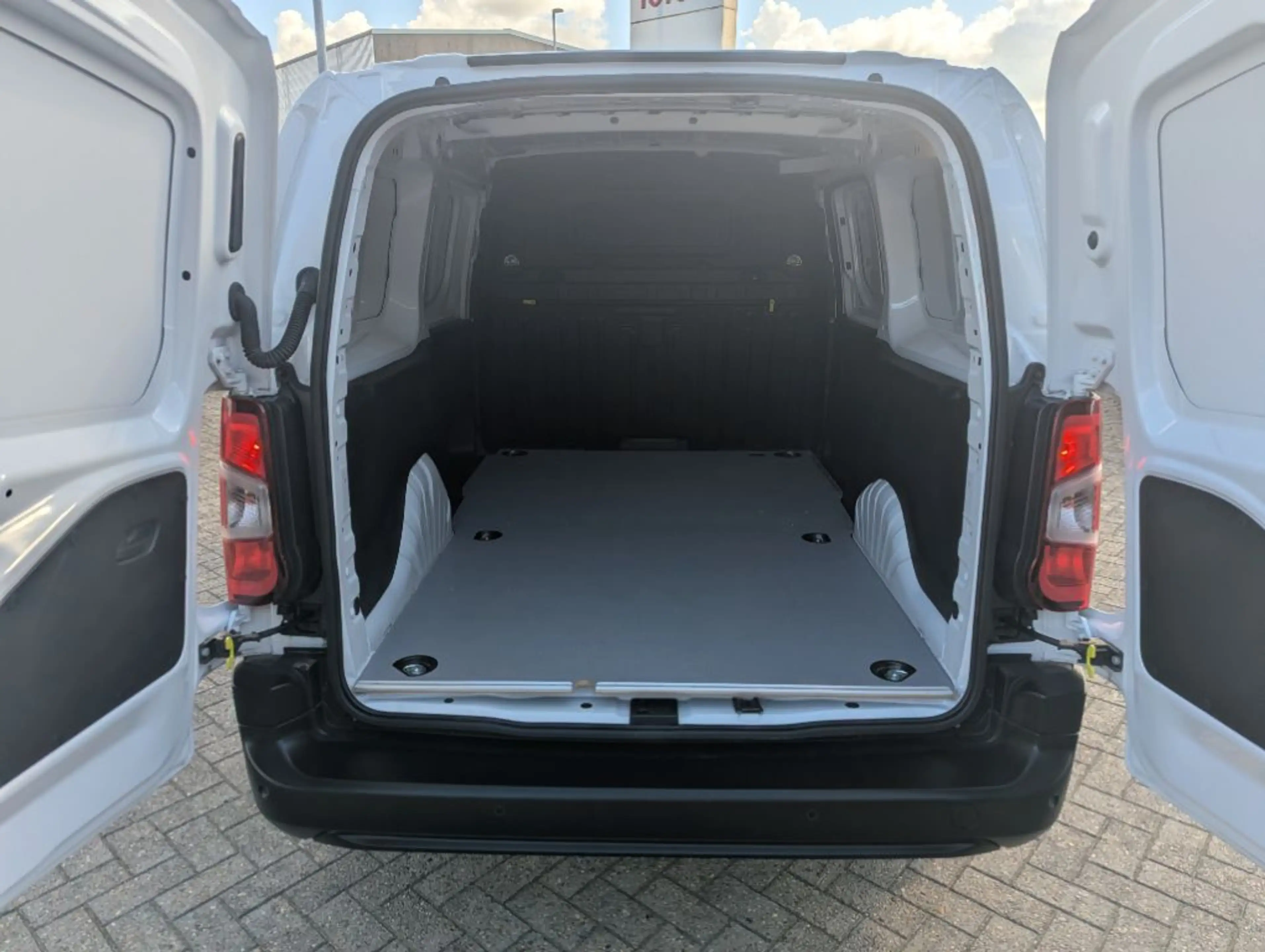 Toyota Proace City L2 1,5-l D-4D S&S Meister Navi — photo 9