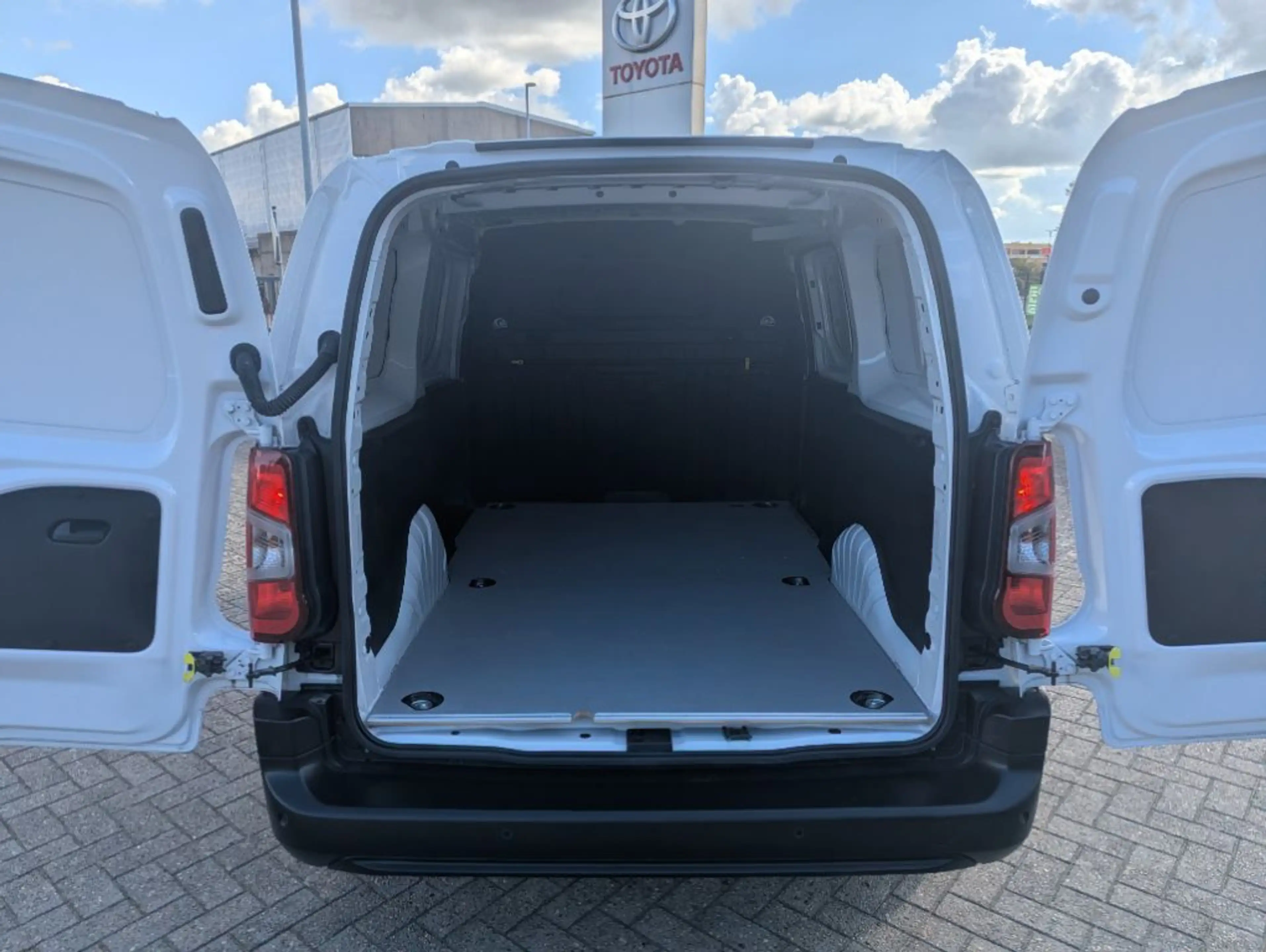 Toyota Proace City L2 1,5-l D-4D S&S Meister Navi — photo 8