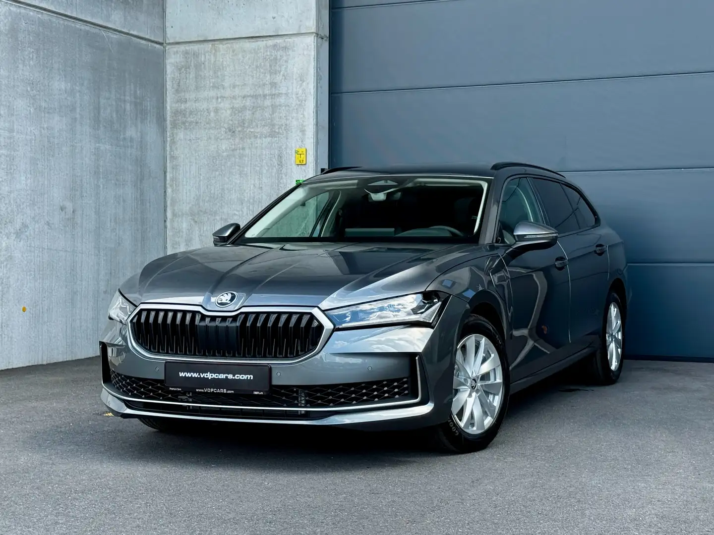 Skoda Superb Kombi 1.5 iV SELECT PLUG IN HYBRID LED MATRIX AHK Grijs - 2
