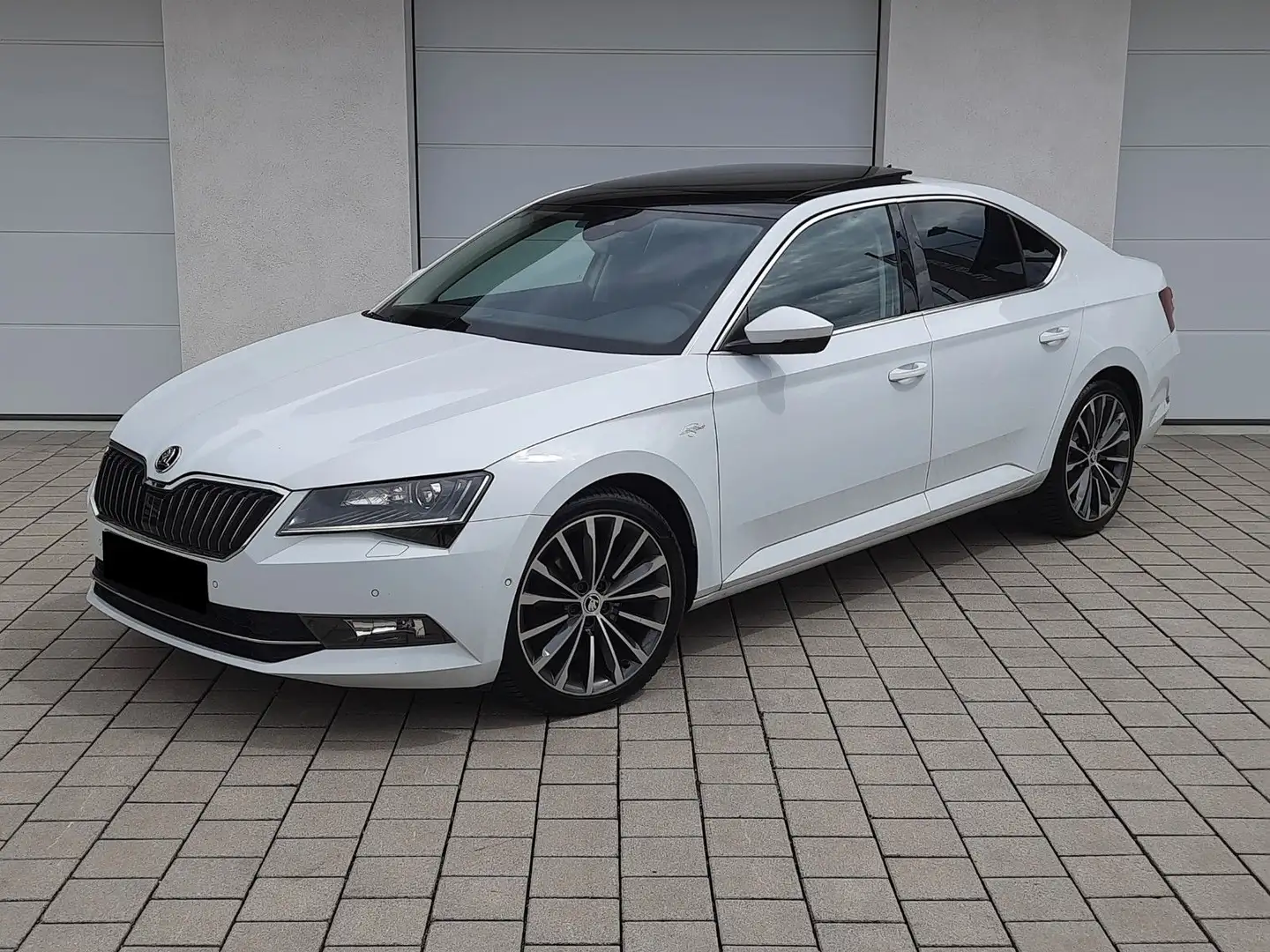 Skoda Superb Limo L&K DSG/Pano/StdH/DCC/DAB+/AhK/19" Weiß - 2