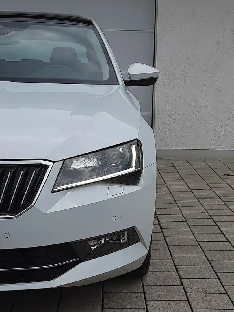 Skoda Superb Limo L&K DSG/Pano/StdH/DCC/DAB+/AhK/19" Weiß - 1