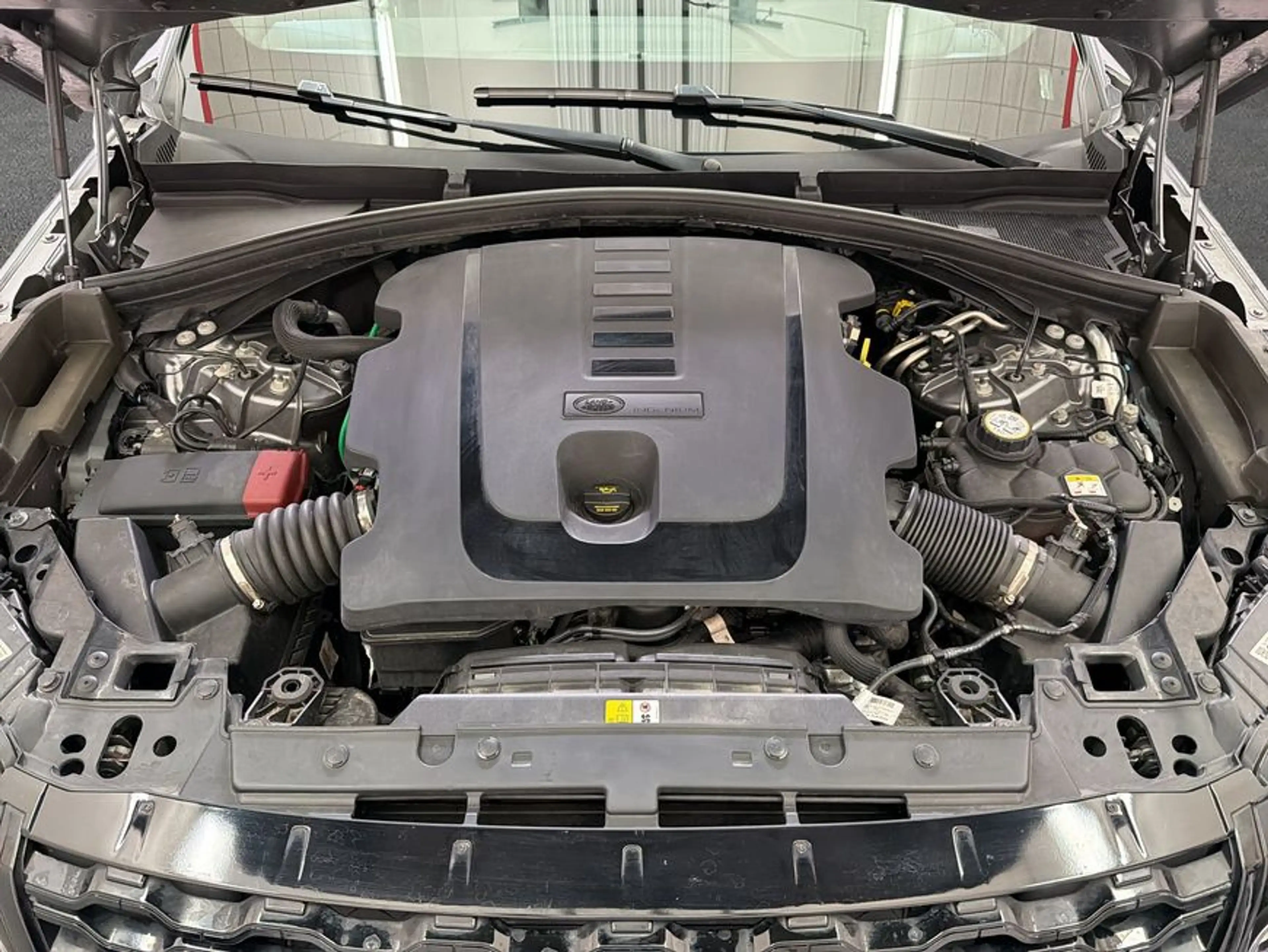 Land Rover Range Rover Velar D300 R-Dynamic SE — photo 10