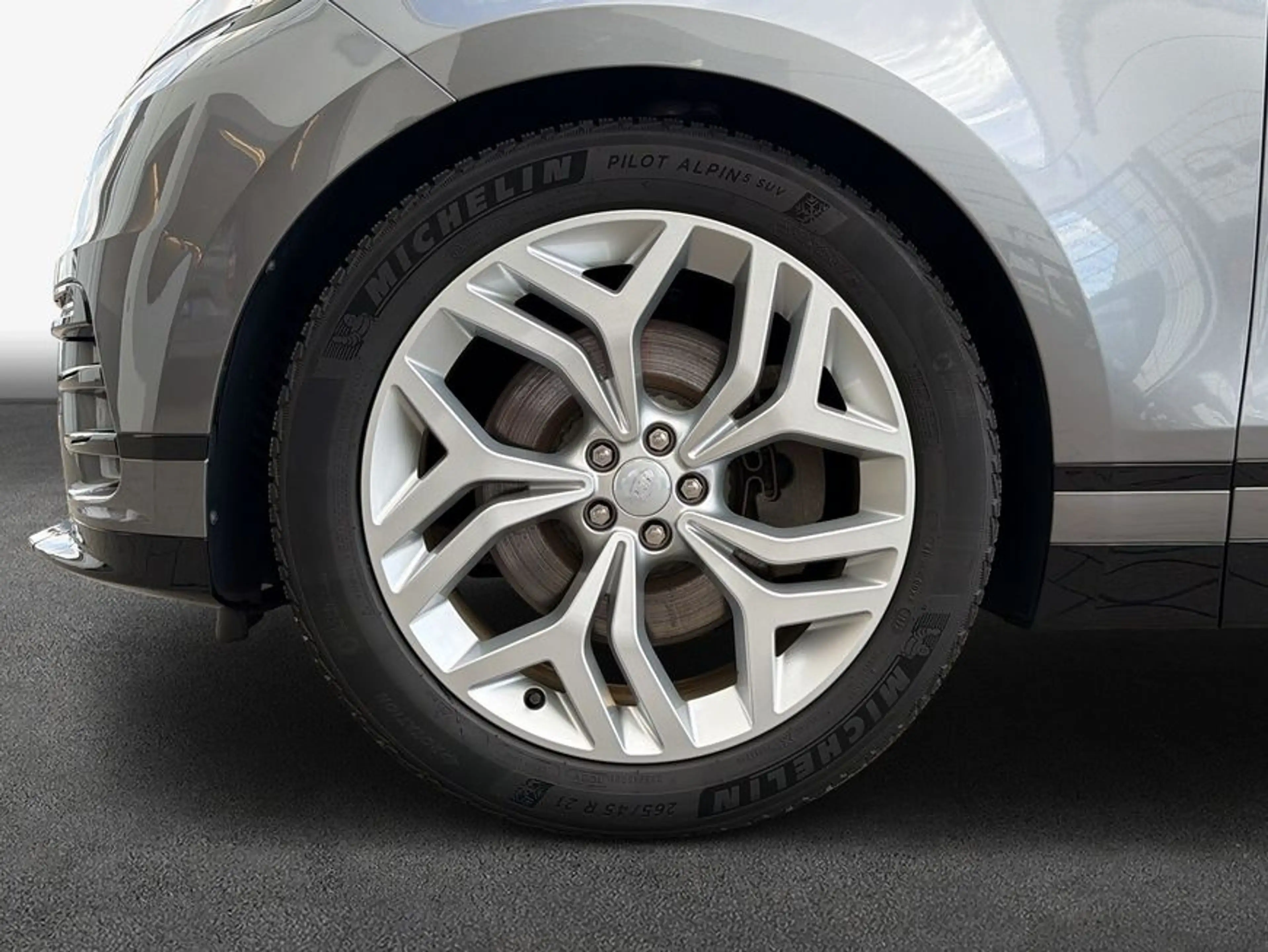 Land Rover Range Rover Velar D300 R-Dynamic SE — photo 9