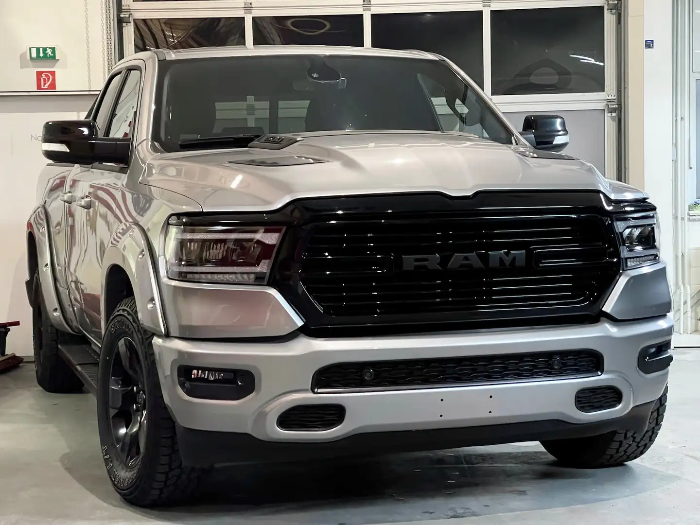 Dodge RAM 1500 Bigh. Offroad 5,7 4x4 Bügel LED PDC Gümüş rengi - 1