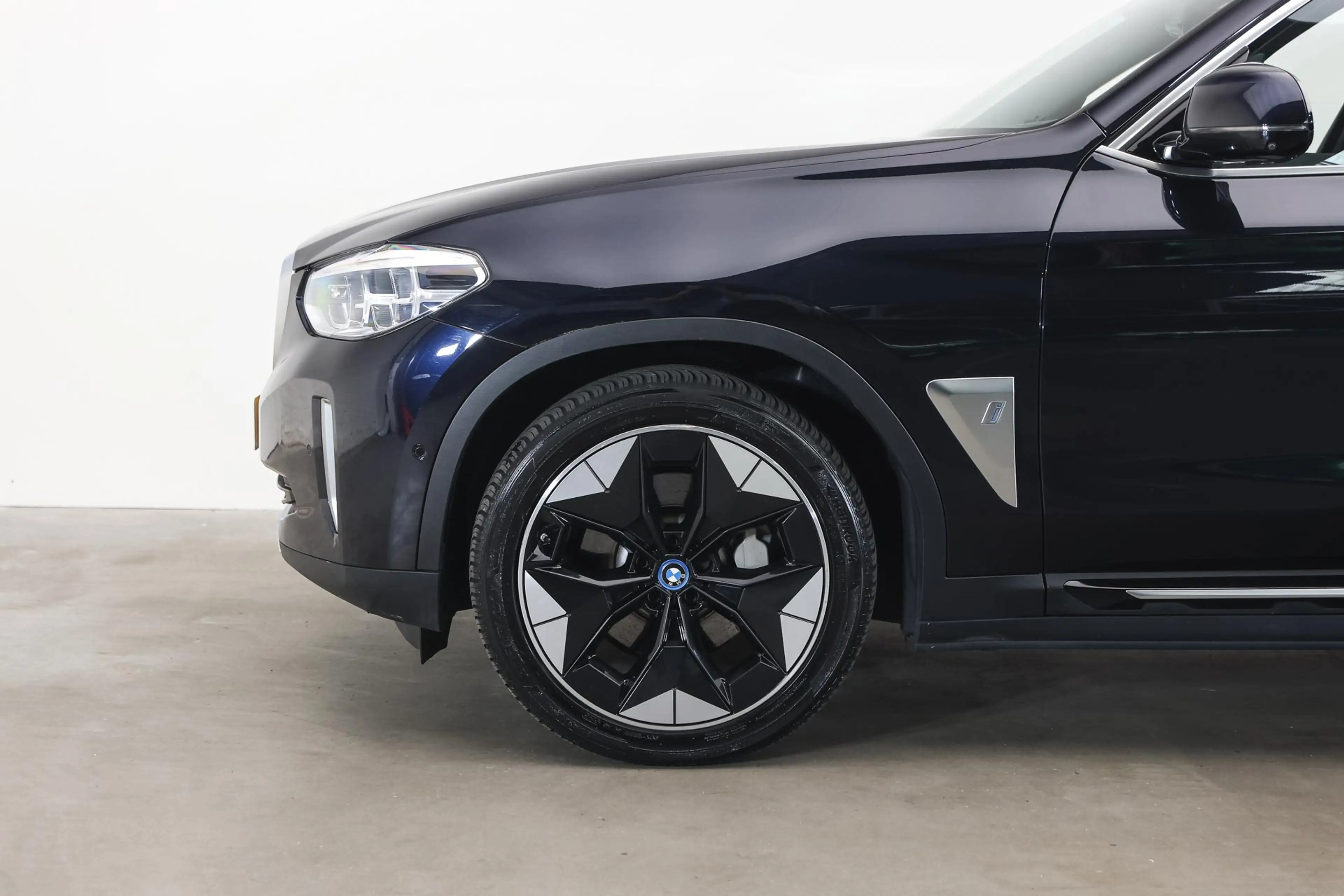 BMW iX3 High Executive / Sportstoelen / Head-Up / Parking — photo 4