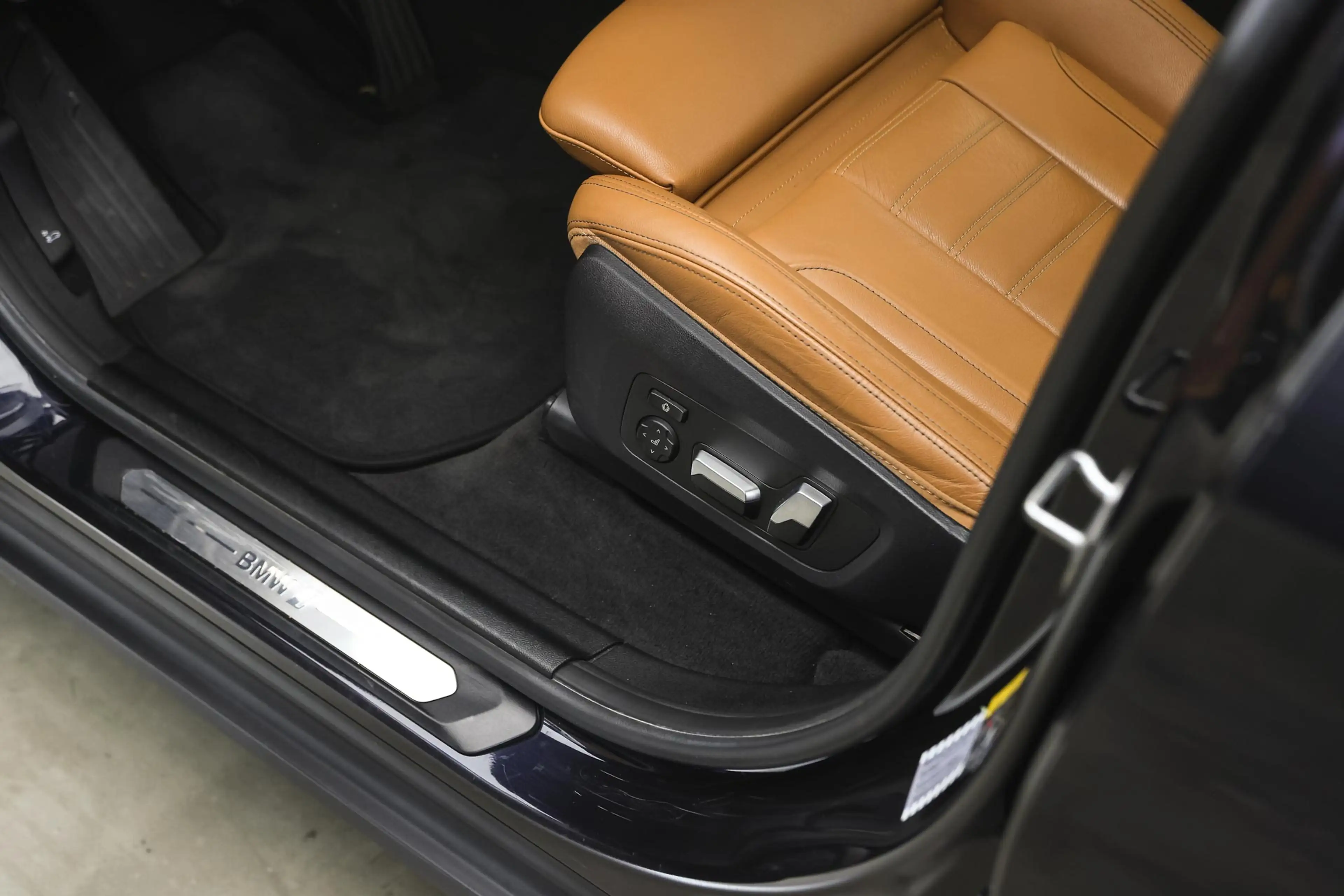 BMW iX3 High Executive / Sportstoelen / Head-Up / Parking — photo 13