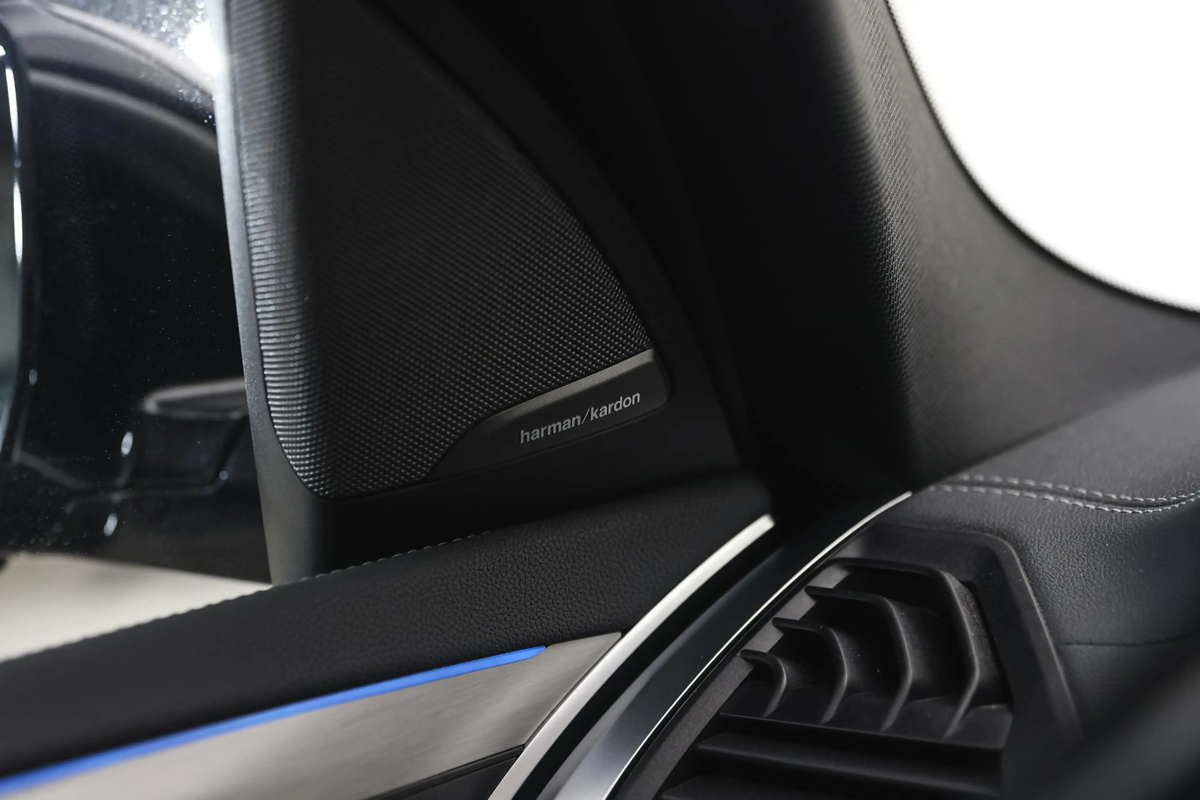 BMW iX3 High Executive / Sportstoelen / Head-Up / Parking — photo 14