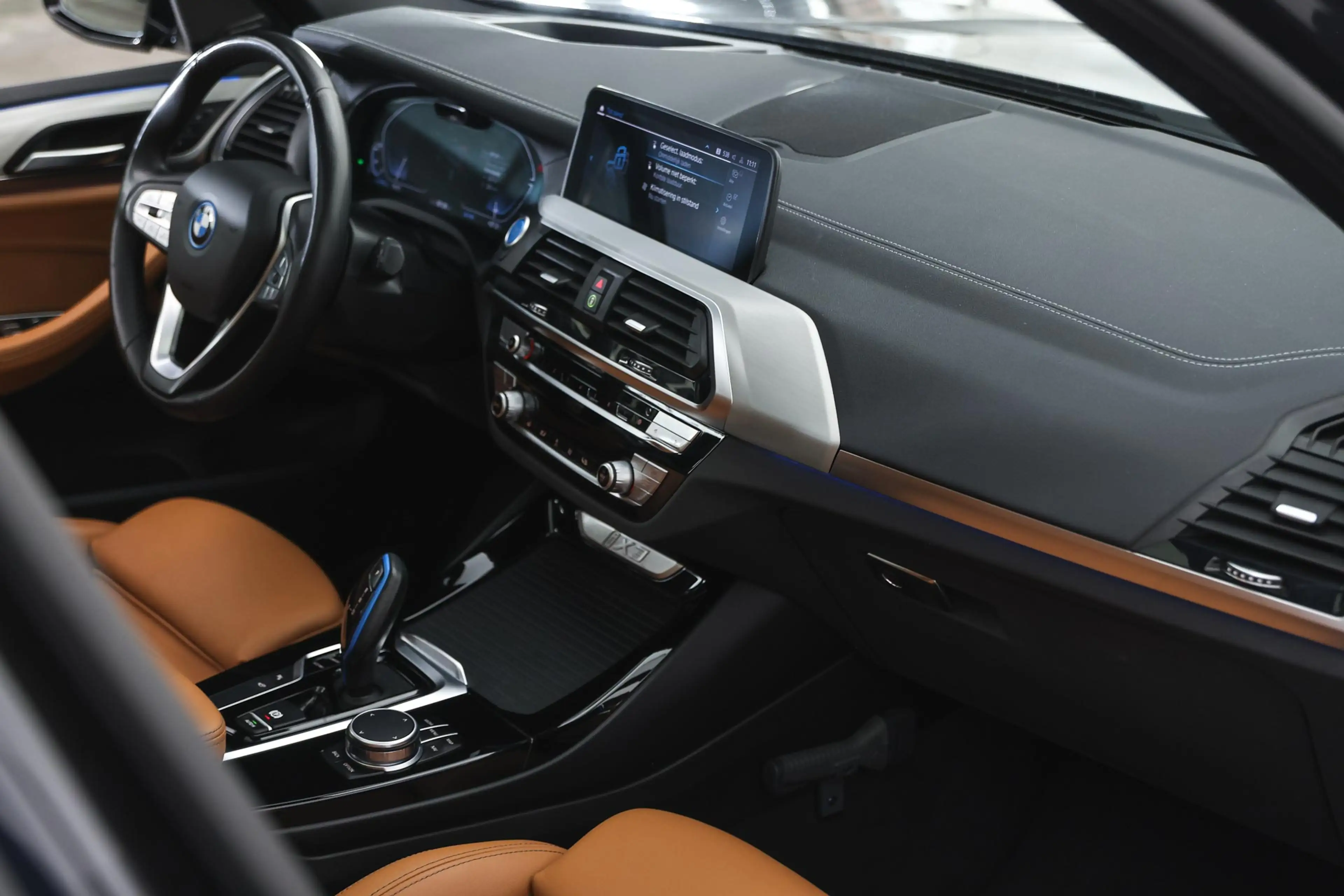 BMW iX3 High Executive / Sportstoelen / Head-Up / Parking — photo 10