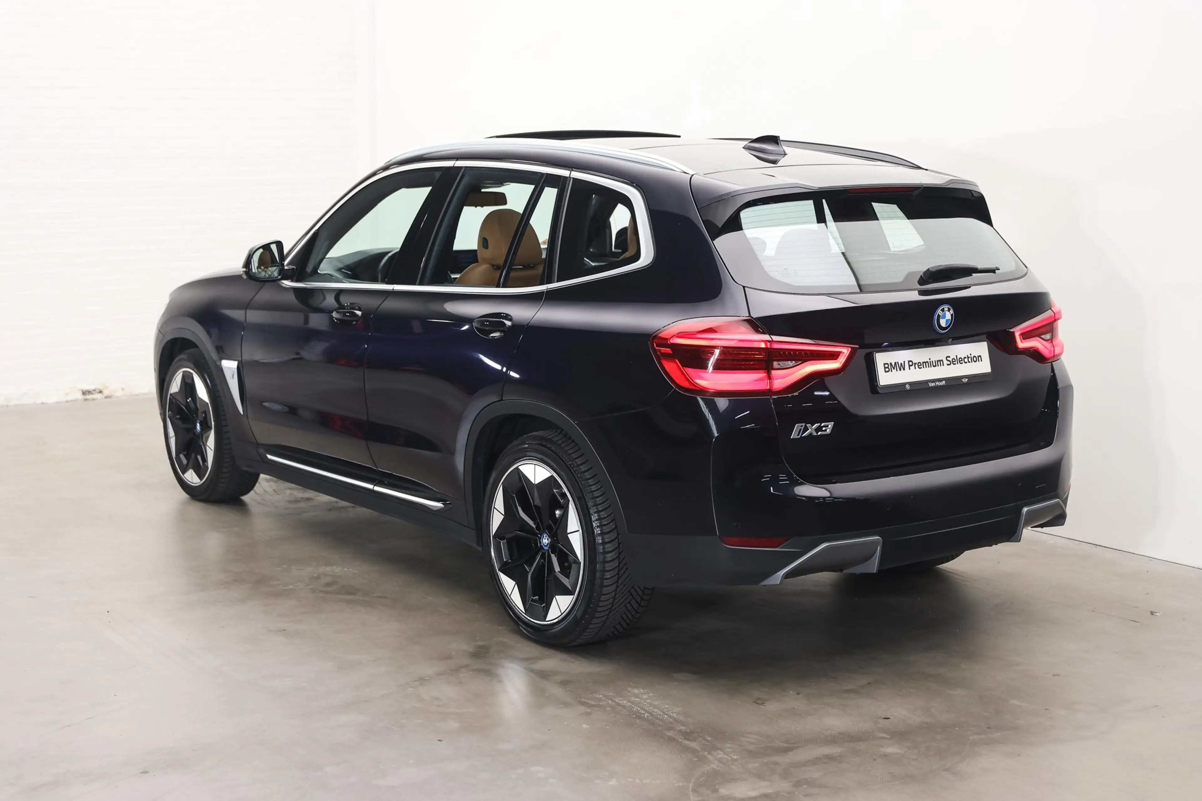 BMW iX3 High Executive / Sportstoelen / Head-Up / Parking — photo 2