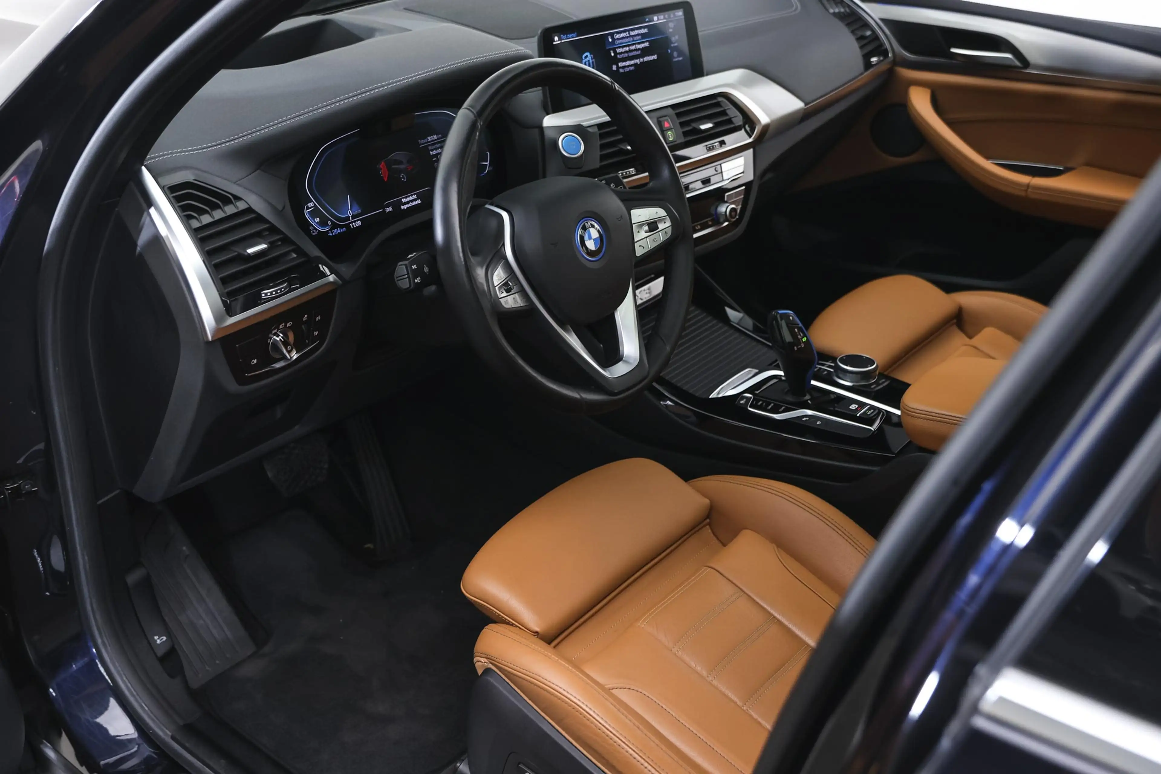 BMW iX3 High Executive / Sportstoelen / Head-Up / Parking — photo 9