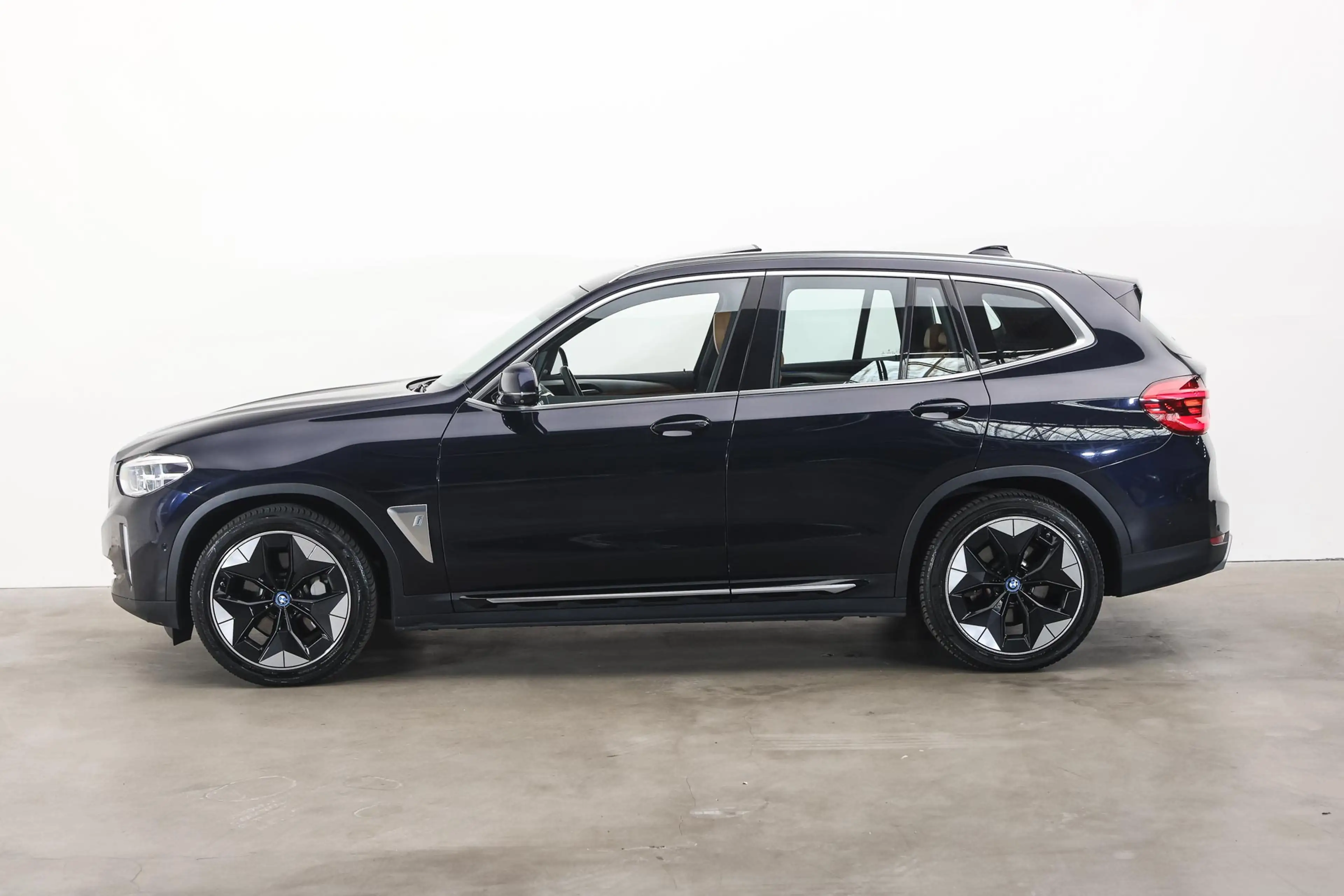 BMW iX3 High Executive / Sportstoelen / Head-Up / Parking — photo 8