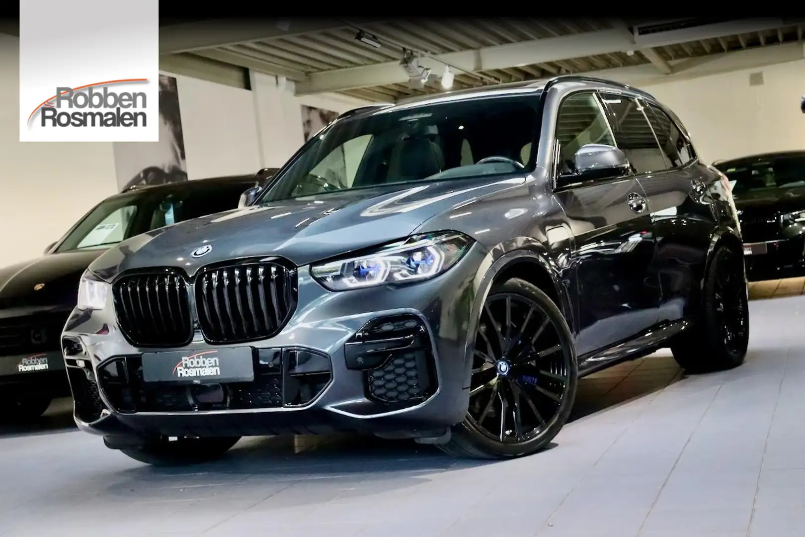 BMW X5 xDrive45e High Ex M Sport|PANO|4wSturing|VOL Grijs - 1