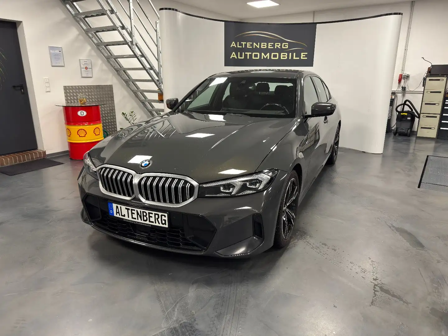 BMW 320 d Lim. M Sport LED DAB ACC Kamera CarPlay Grau - 1