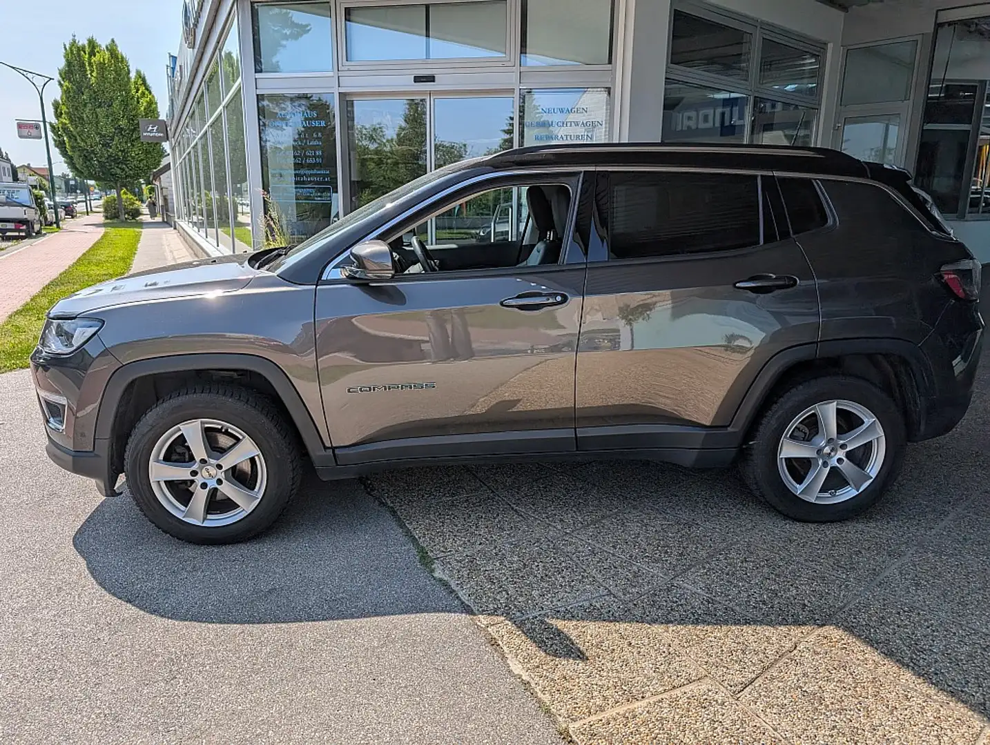 Jeep Compass 2,0 MultiJet AWD 9AT 170 Limited Aut. Grau - 2
