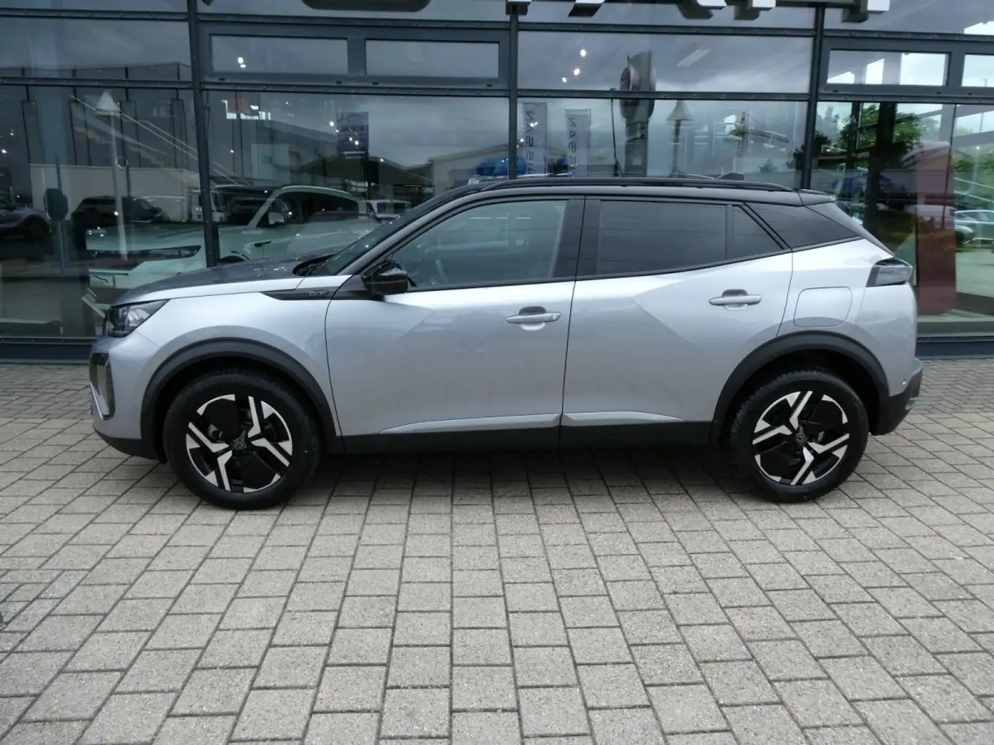 Peugeot 2008 1,2 PureTech 130 GT *Pano*360Grad*Keyless*Allwette Stříbrná - 2