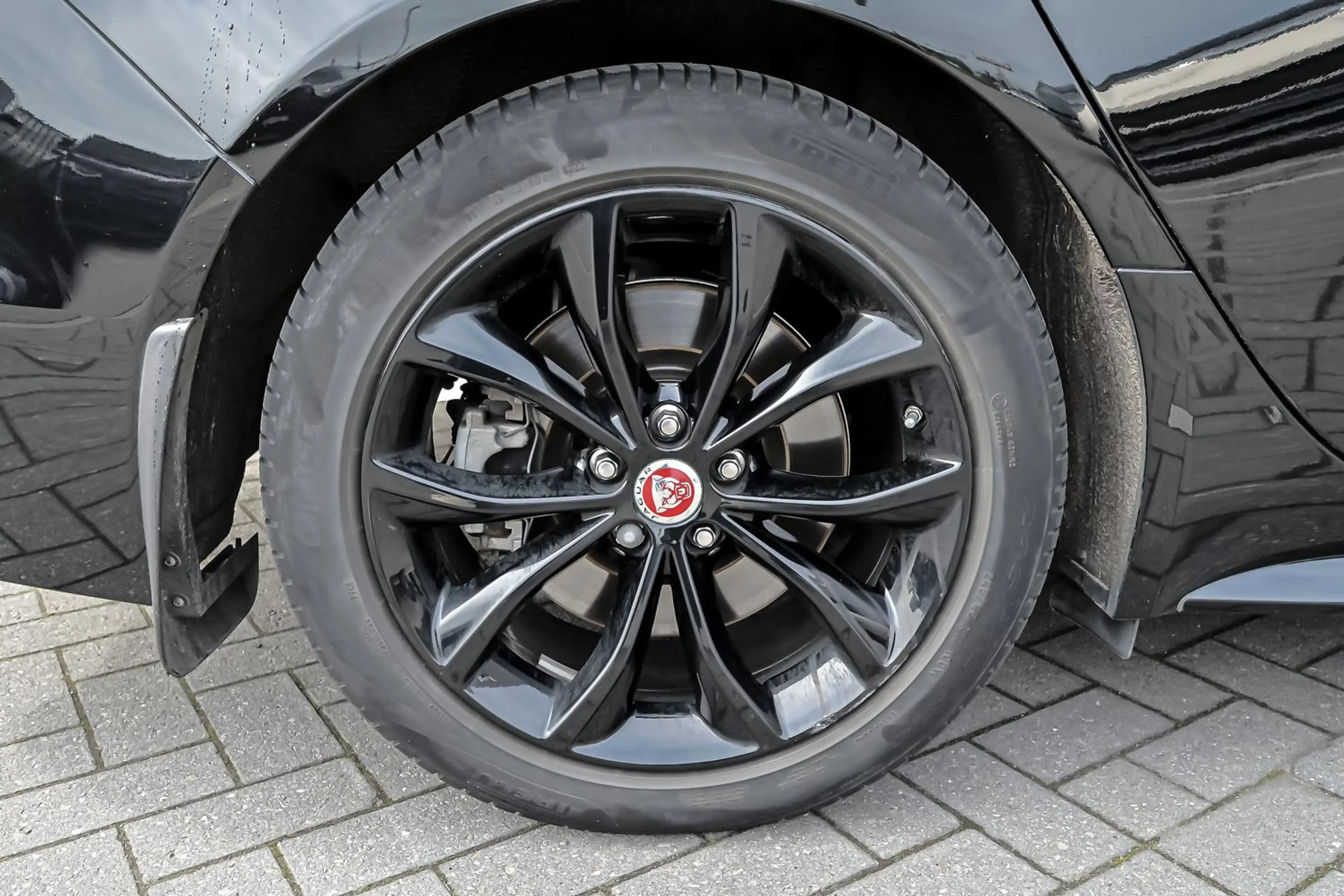 Jaguar XF Sportbrake D200 R-Dynamic S — photo 8