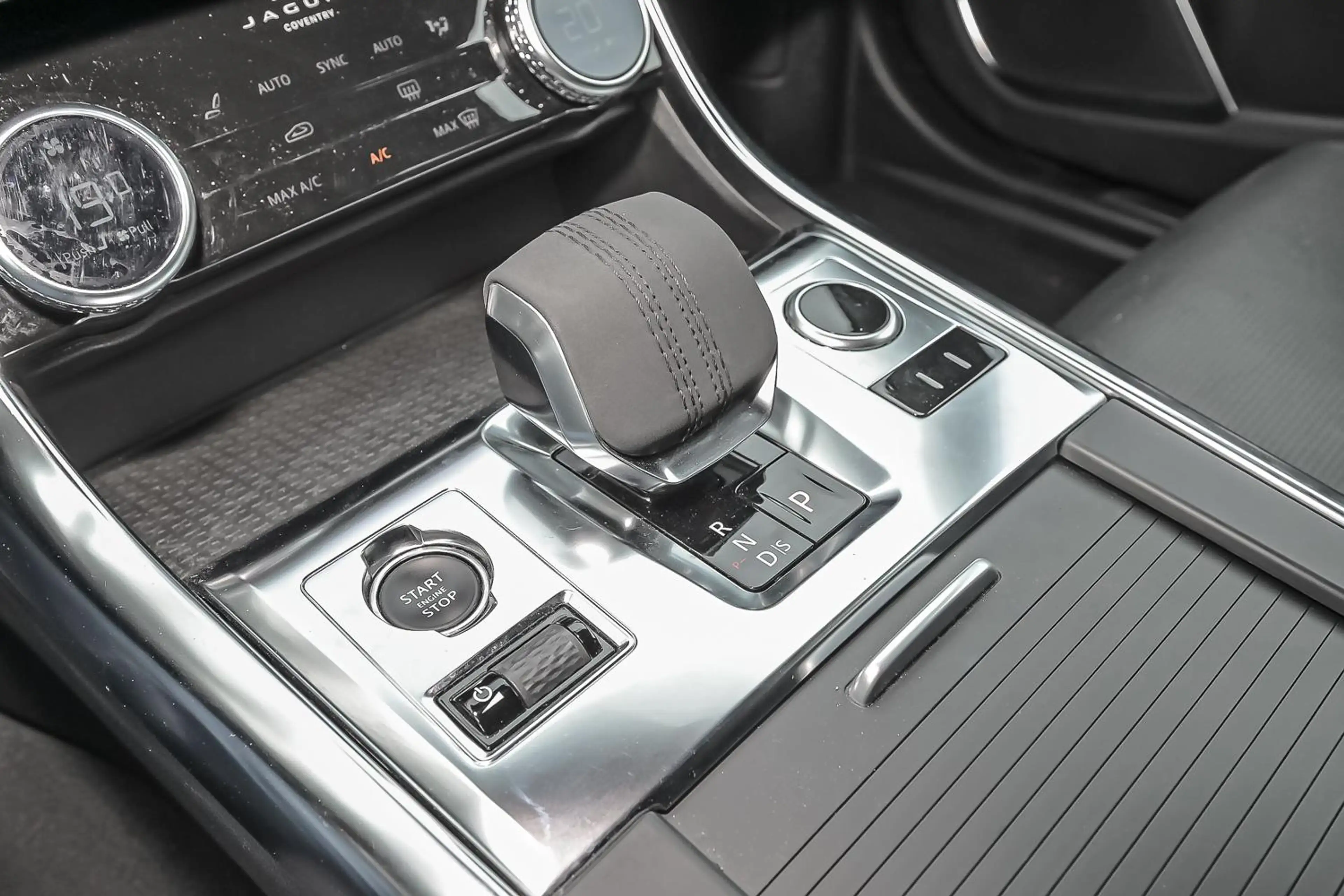 Jaguar XF Sportbrake D200 R-Dynamic S — photo 15