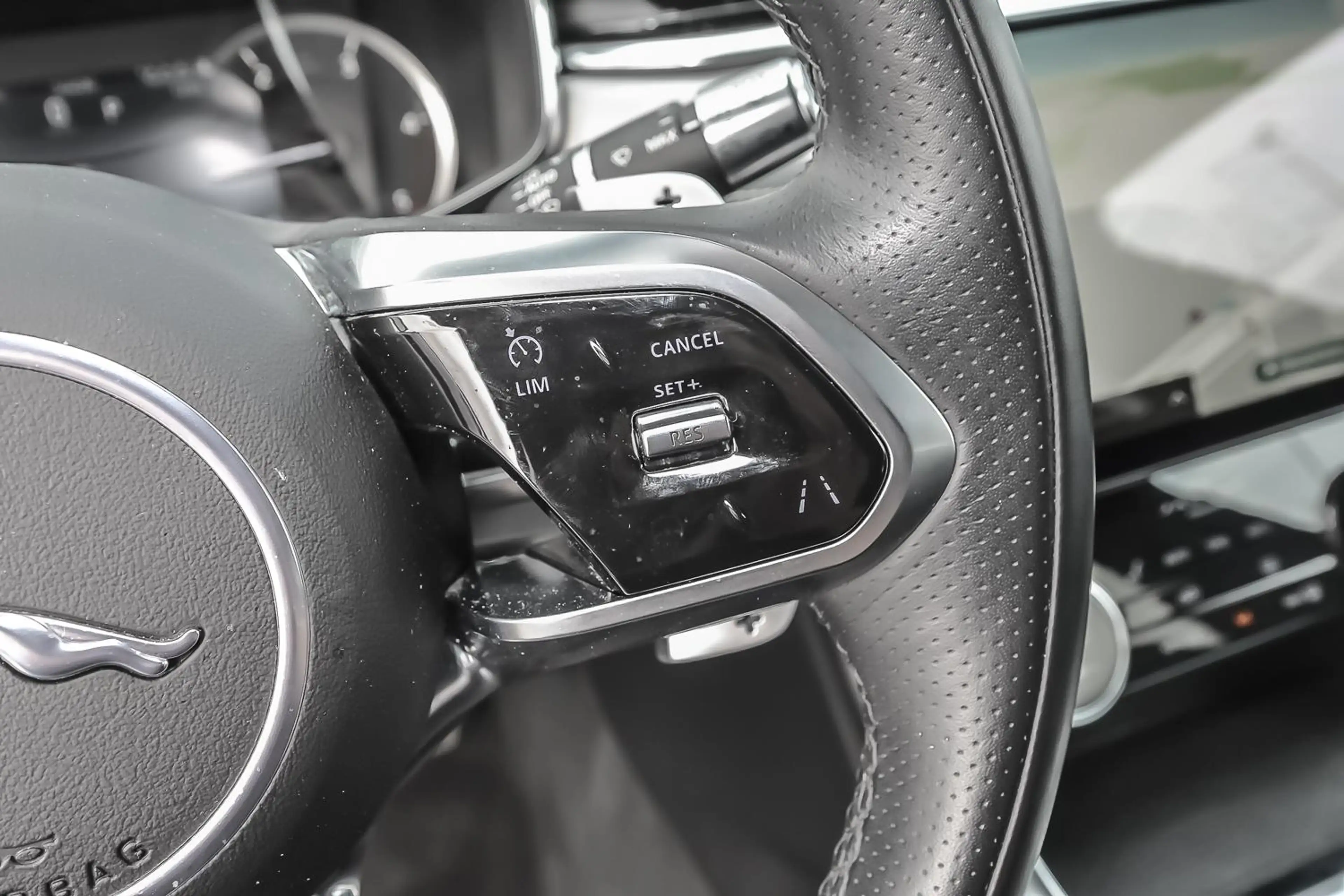 Jaguar XF Sportbrake D200 R-Dynamic S — photo 12