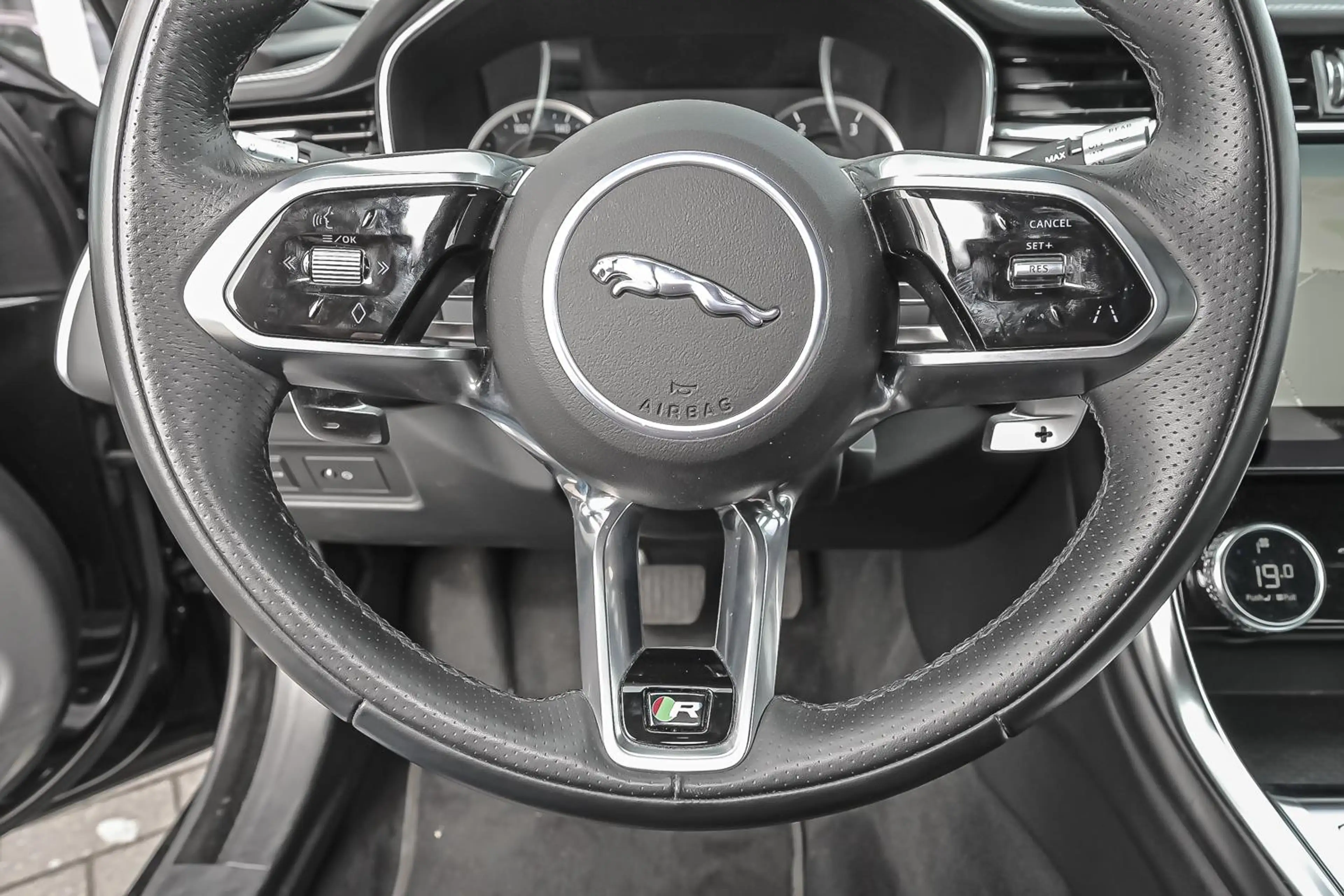 Jaguar XF Sportbrake D200 R-Dynamic S — photo 10
