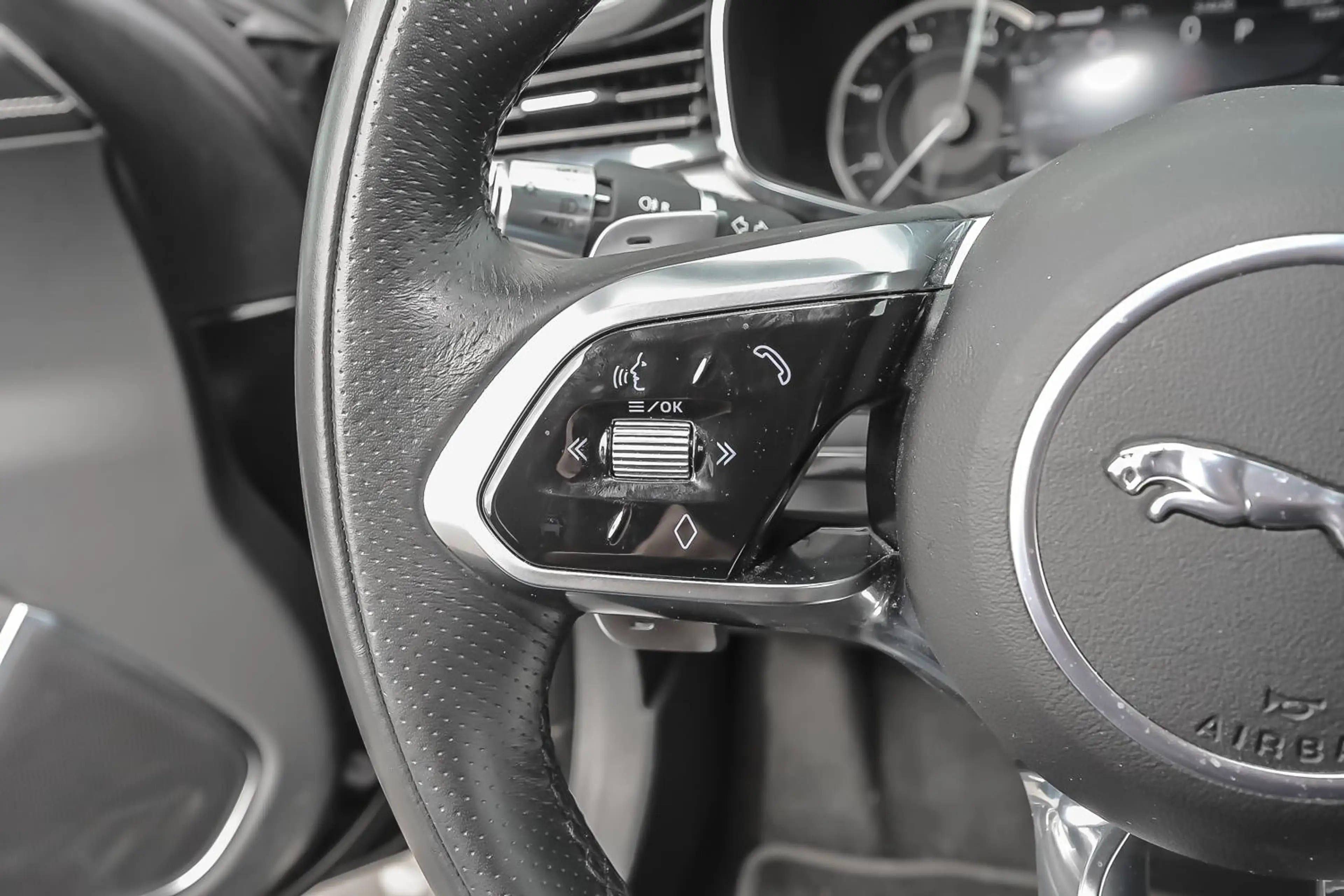 Jaguar XF Sportbrake D200 R-Dynamic S — photo 11