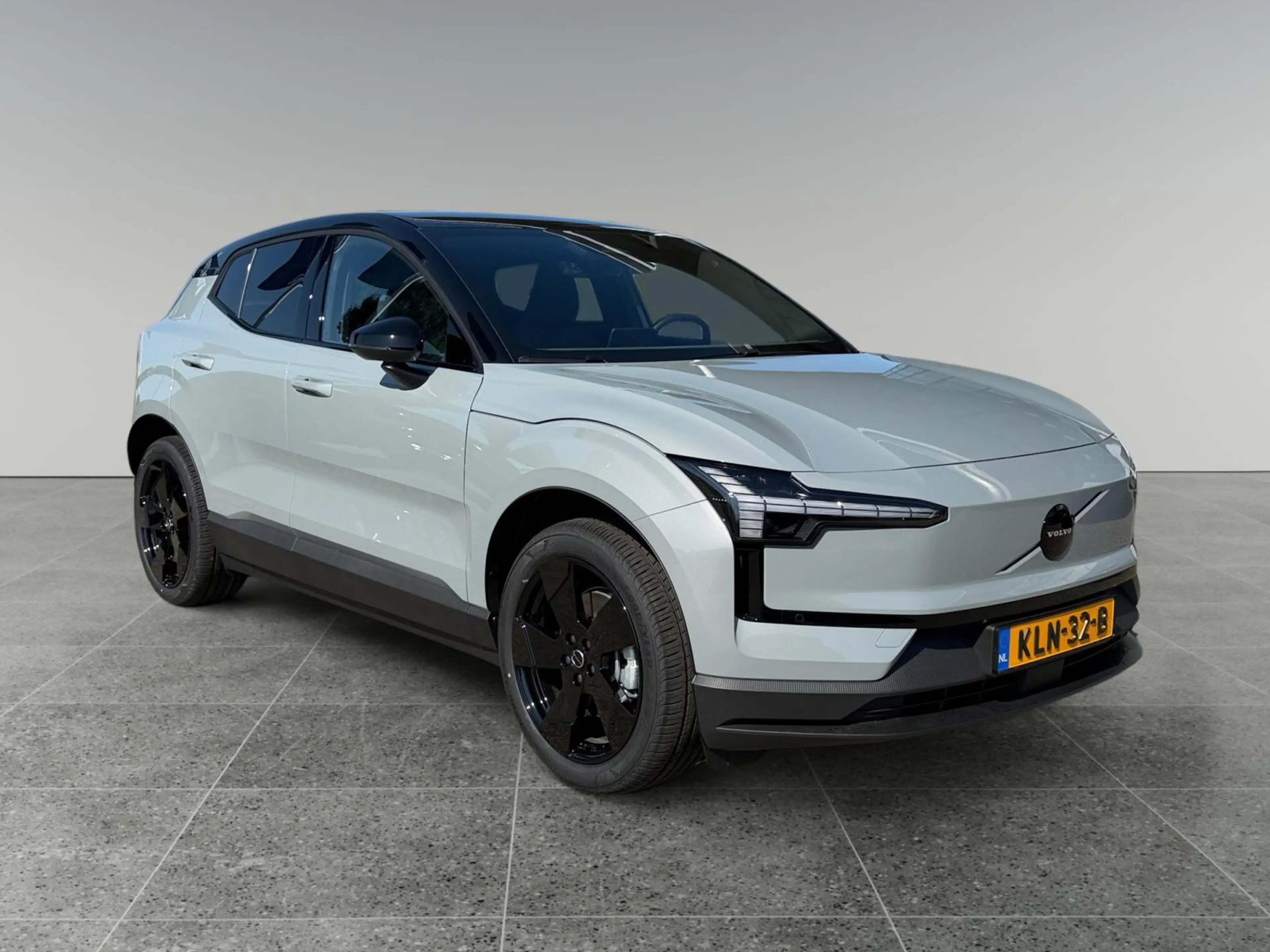 Volvo EX30 Single Motor Ext Range Plus Black Ed Europa 69 kWh — photo 3