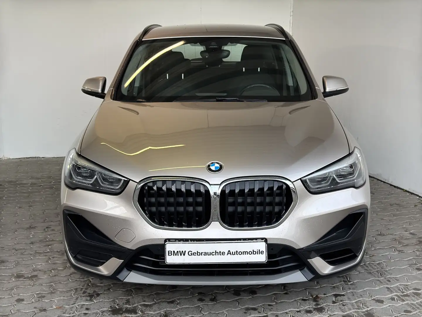 BMW X1 sDrive20iA Advantage Navi.LED.AHK.RFK.ParkAss Silber - 1