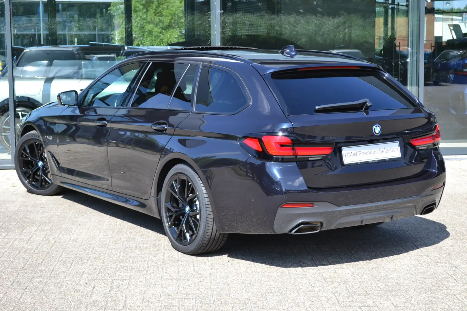 BMW 530 5 Serie Touring 530e xDrive High Executive M Sport Zwart - 2