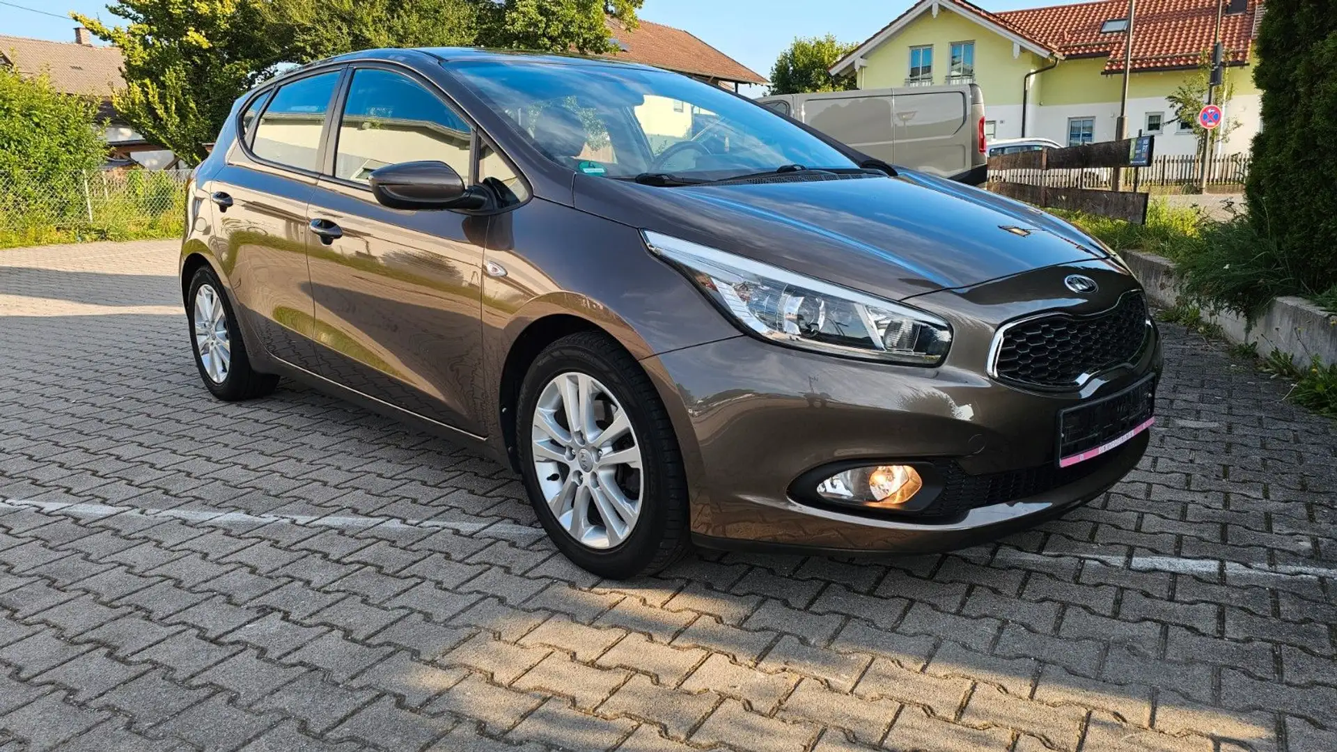 Kia Kia Ceed Edition 7*TUV*KLIMA*SHZ*TEMPO* Бежевий - 2