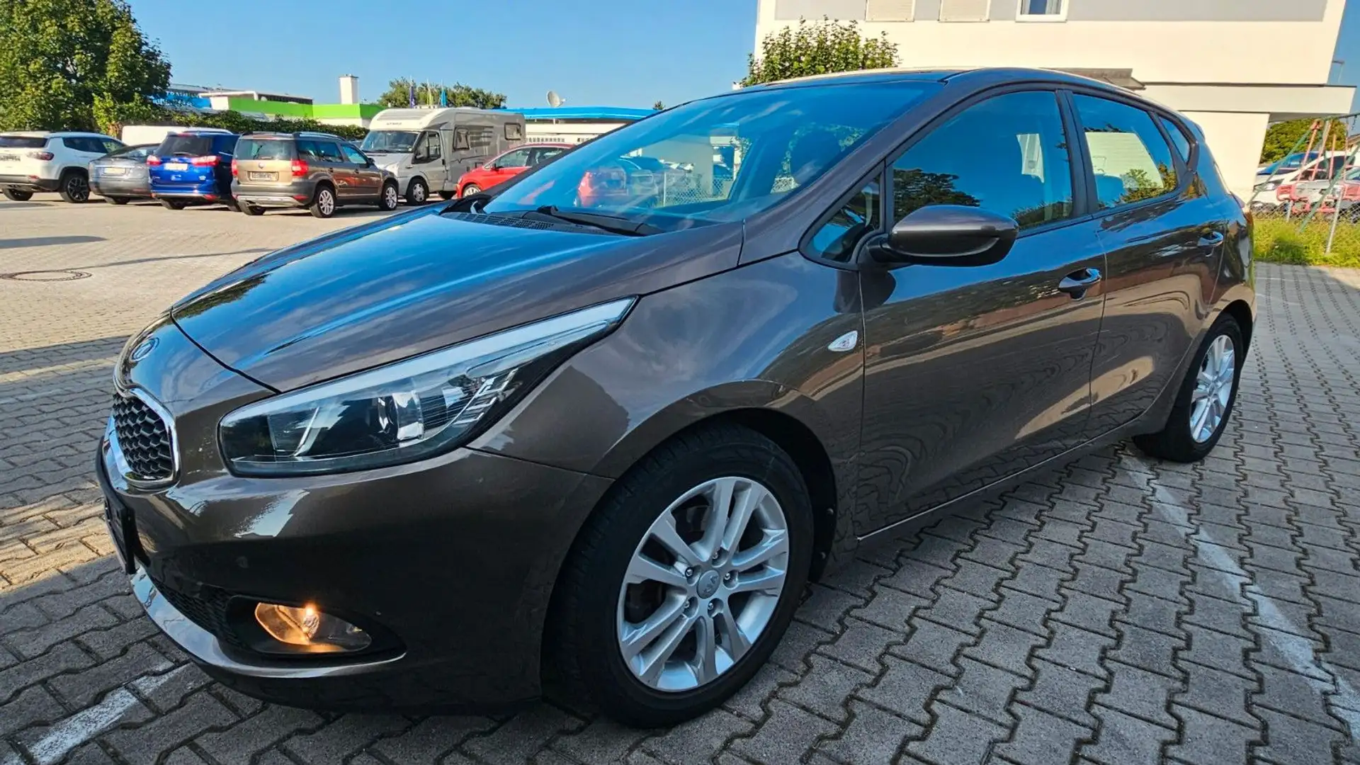 Kia Kia Ceed Edition 7*TUV*KLIMA*SHZ*TEMPO* Бежевий - 1