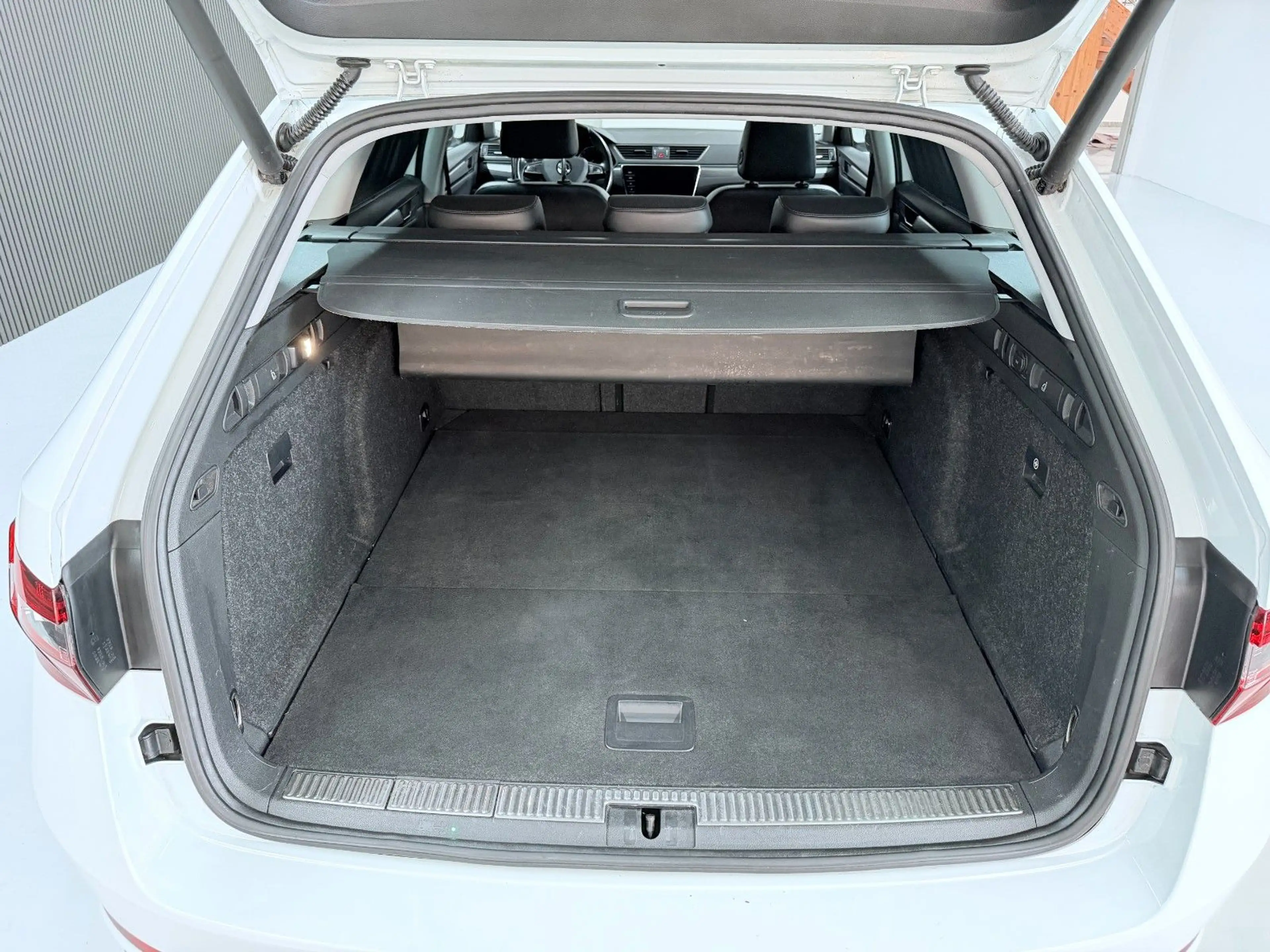 Skoda Superb Combi 2.0TDI DSG Leder/Alcantara Kamera — photo 14