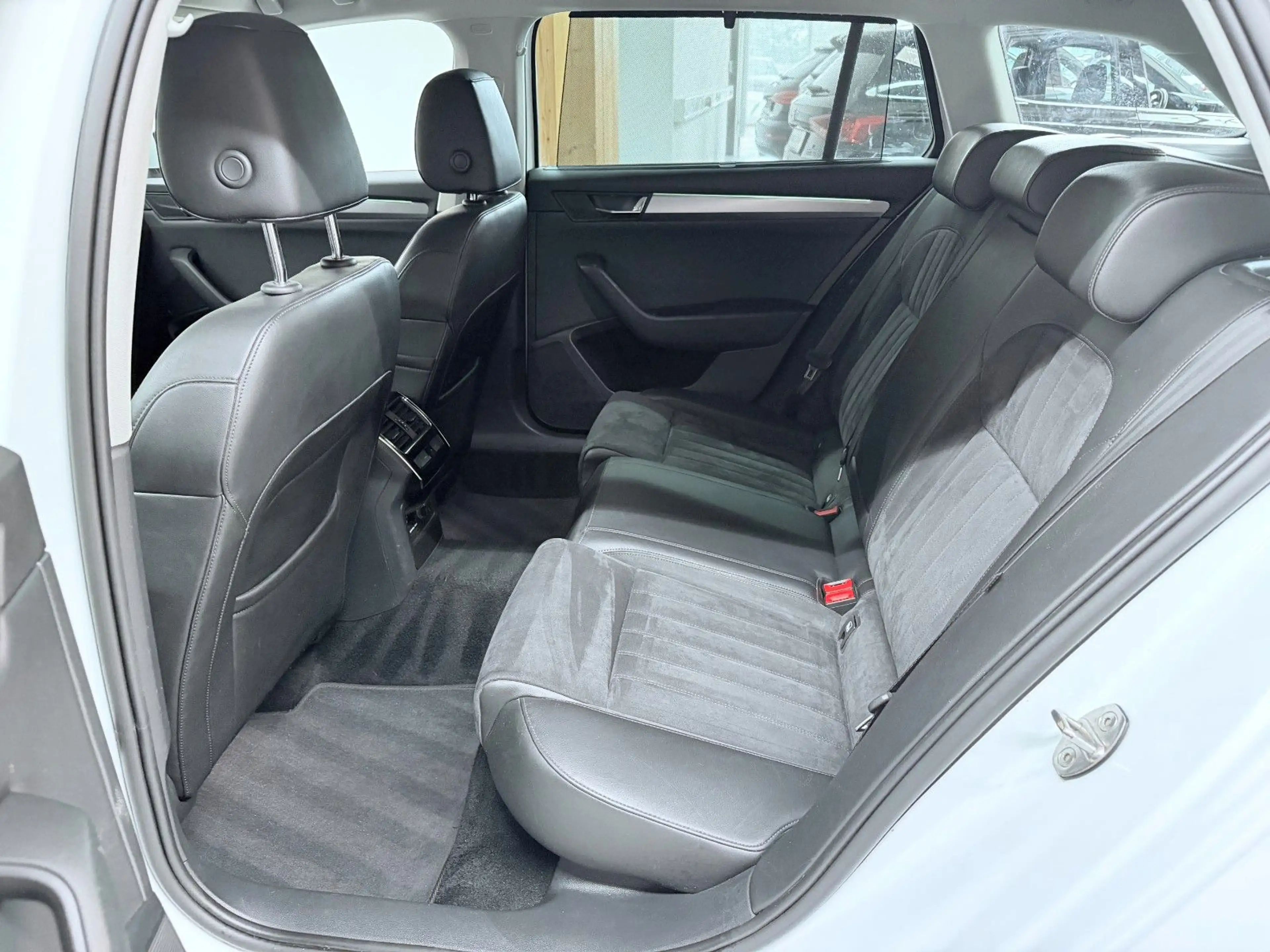 Skoda Superb Combi 2.0TDI DSG Leder/Alcantara Kamera — photo 11