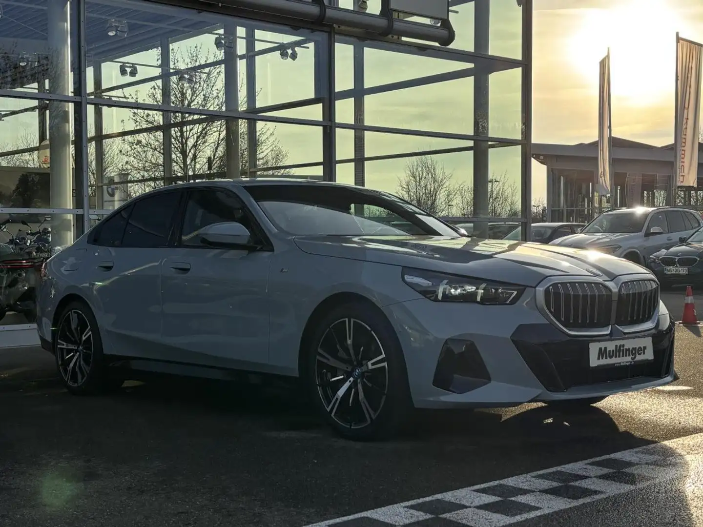 BMW 550 e xDr.M Sport ACC SurView HUD Bow+Wil.AHK 20" Gris - 2