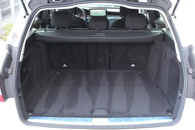 Mercedes-Benz C-Class view 25