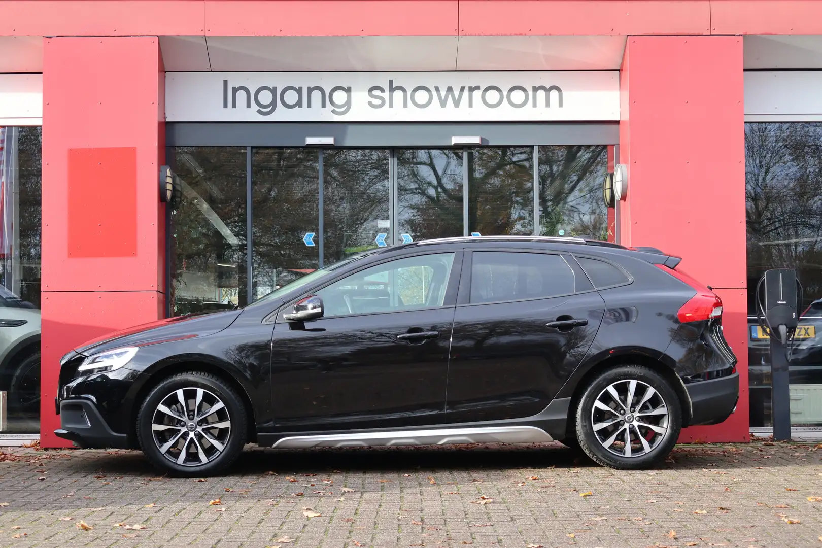Volvo V40 Cross Country 2.0 D3 Summum | Panoramadak | ACC | Leder | Camera Zwart - 2
