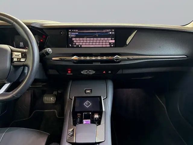 DS Automobiles DS 4 view 13