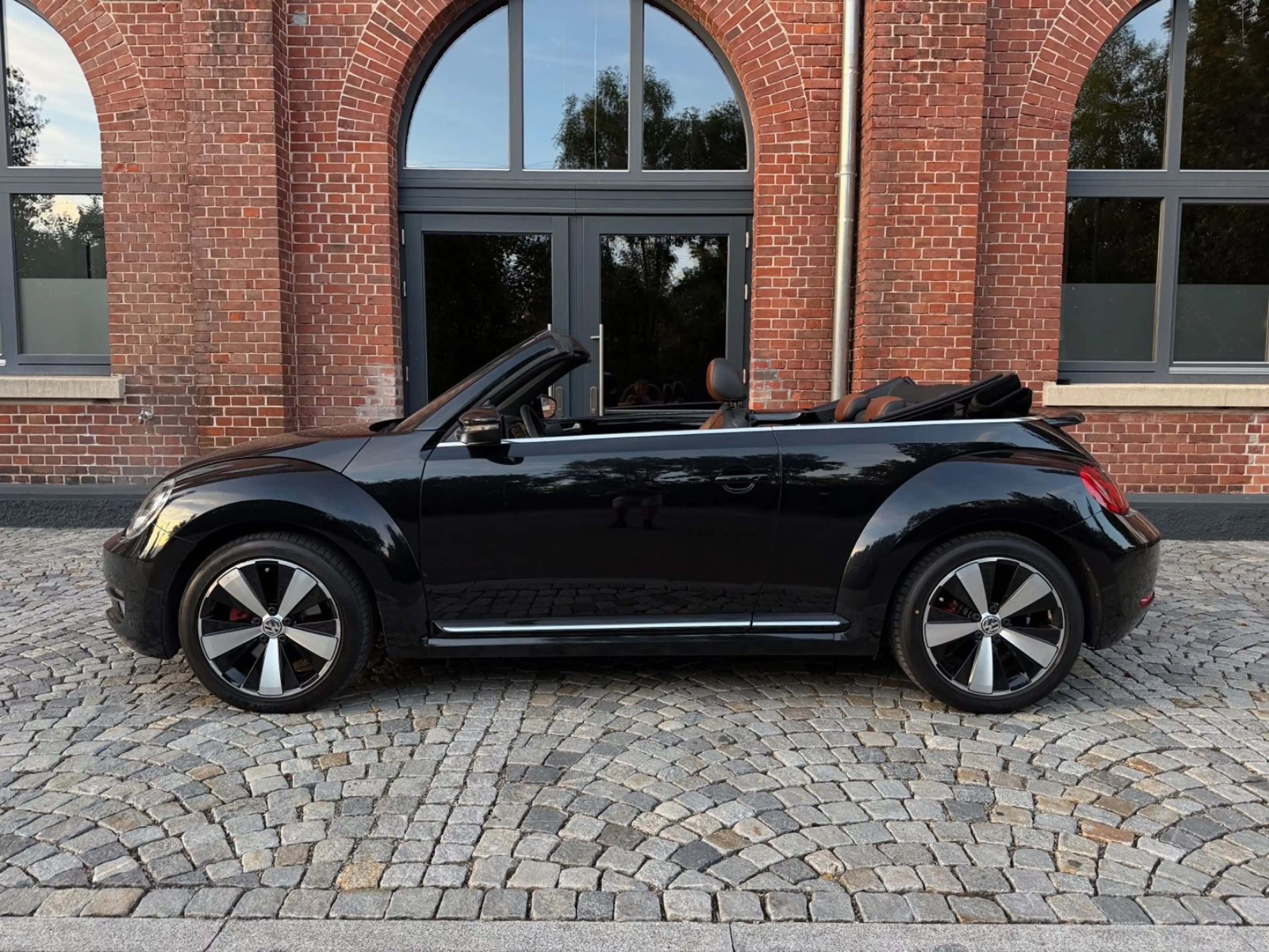 Volkswagen Beetle Cabrio Exclusive Sport *1.Hand*Navi*Leder — photo 7
