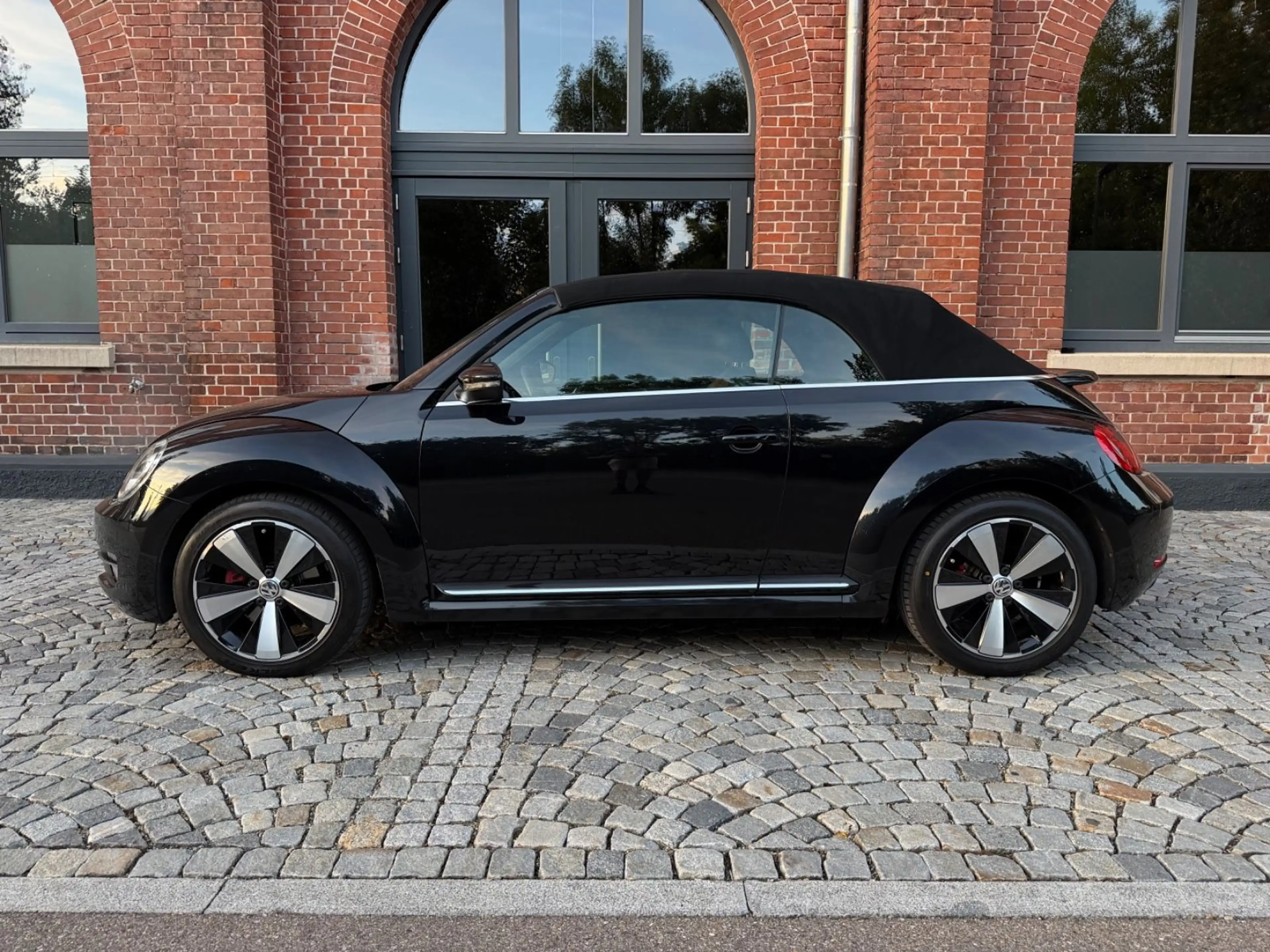Volkswagen Beetle Cabrio Exclusive Sport *1.Hand*Navi*Leder — photo 8